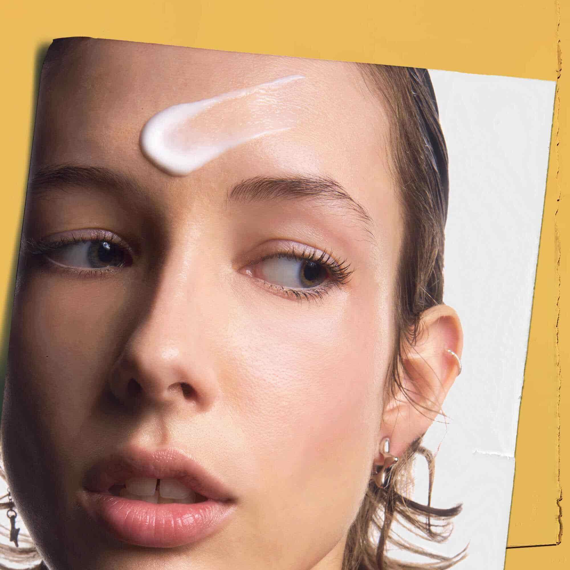 Powerful-Strength Line-Reducing Concentrate aplicat pe fruntea unei persoane, demonstrand utilizarea sa.