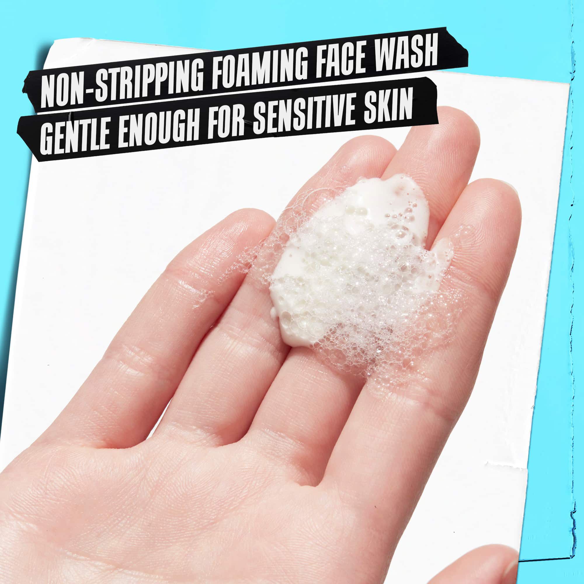 O mană ținand spuma Ultra Facial Oil-Free Cleanser etichetată „Spumă de curățare care nu usucă, suficient de delicată pentru pielea sensibilă.”