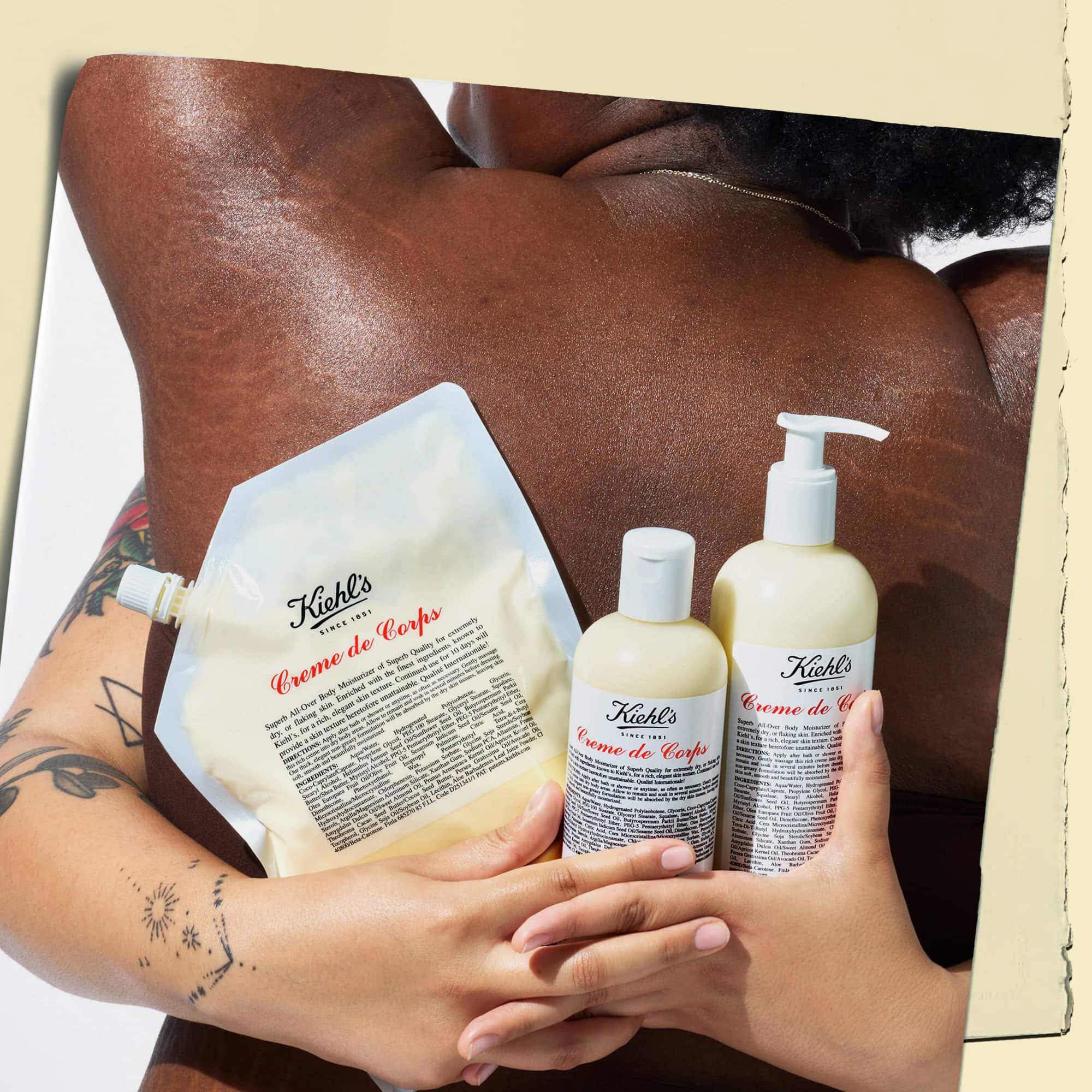 Două modele imbrățișandu-se și ținand trei flacoane de Creme de Corps de diverse dimensiuni