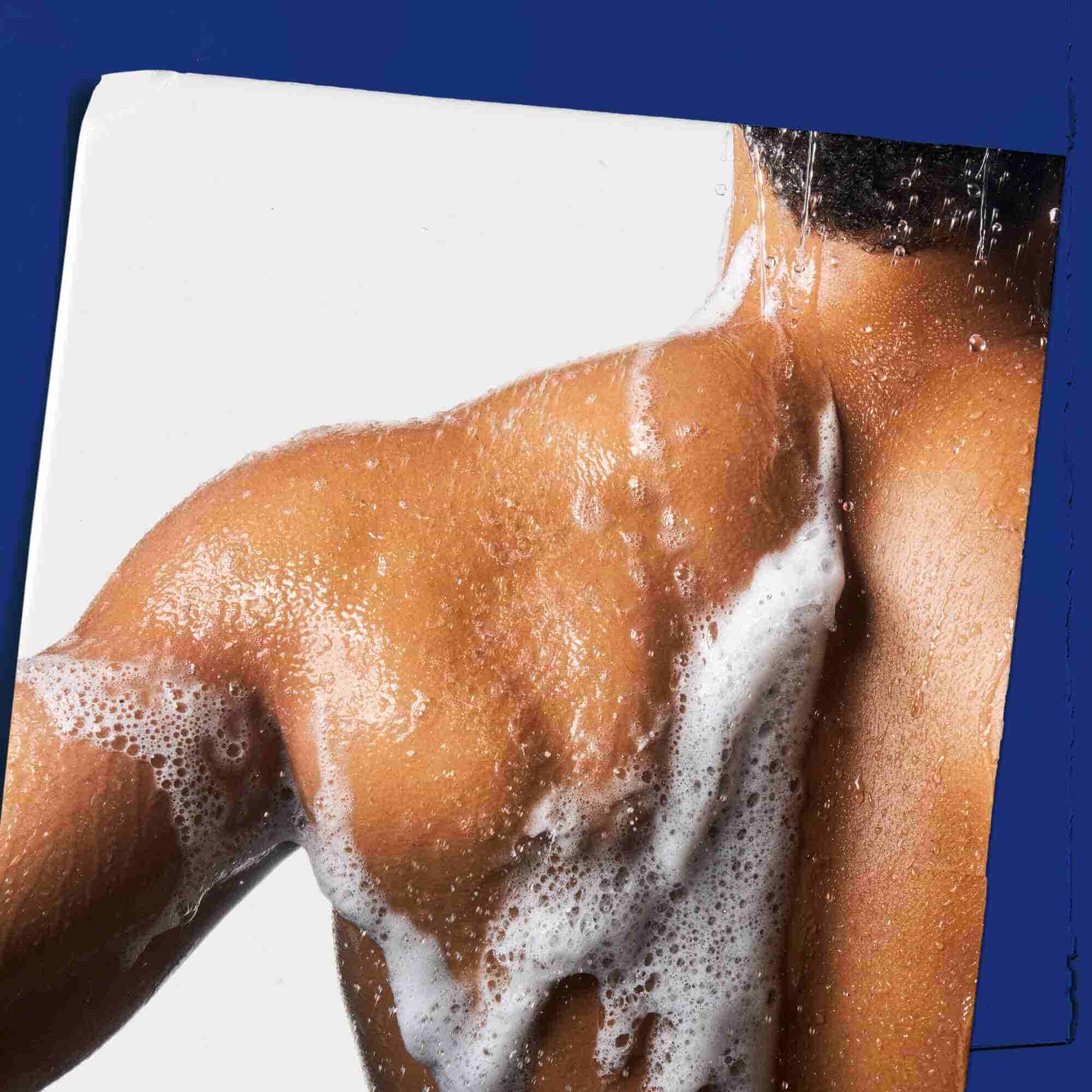 Body Fuel All-In-One Energizing Wash spumat pe piele, demonstrand utilizarea sa.