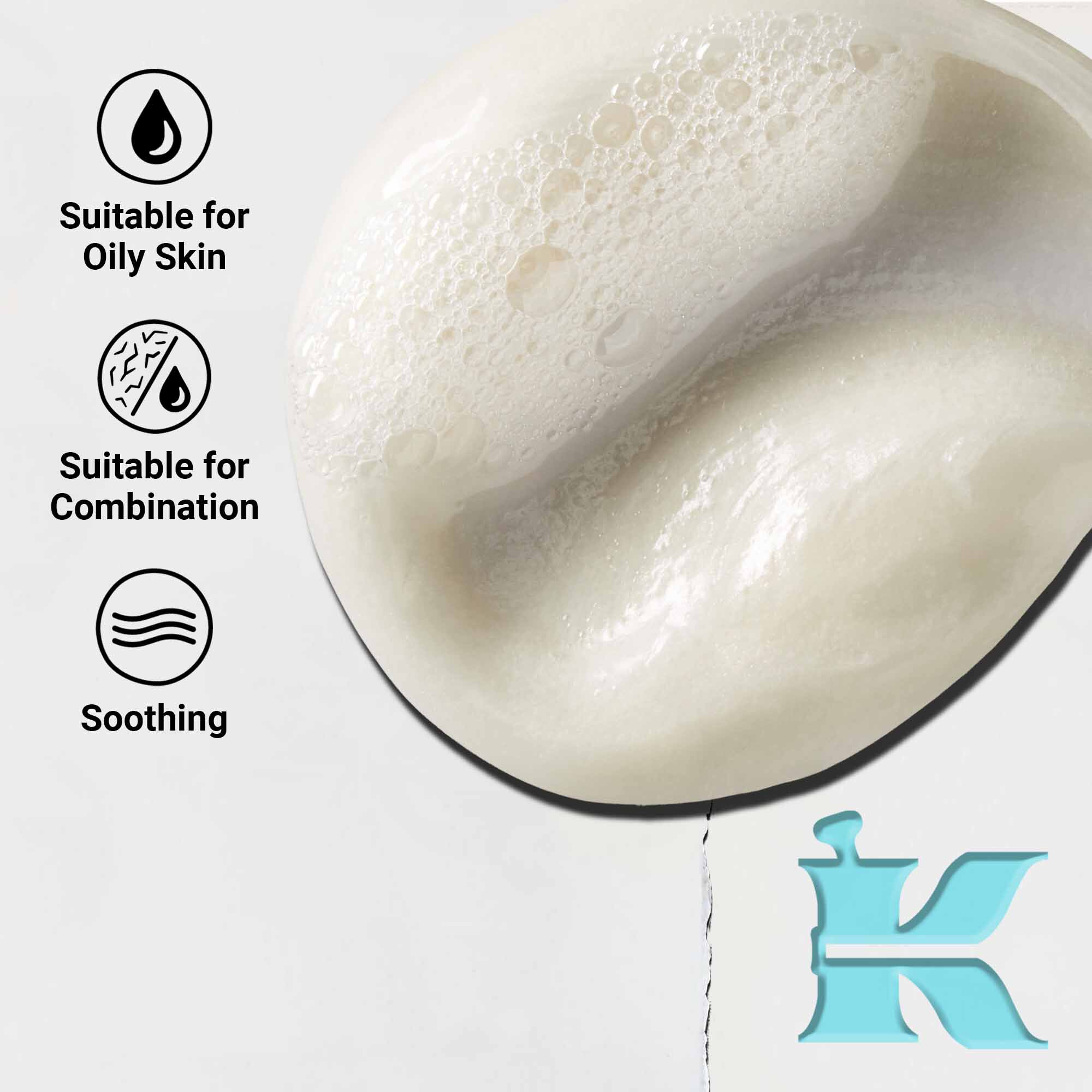 Gros-plan cu textura Ultra Facial Oil-Free Cleanser arătand o formulă ușoară, cremoasă. Textul evidențiază beneficiile calmante și potrivirea pentru tenul gras și mixt.