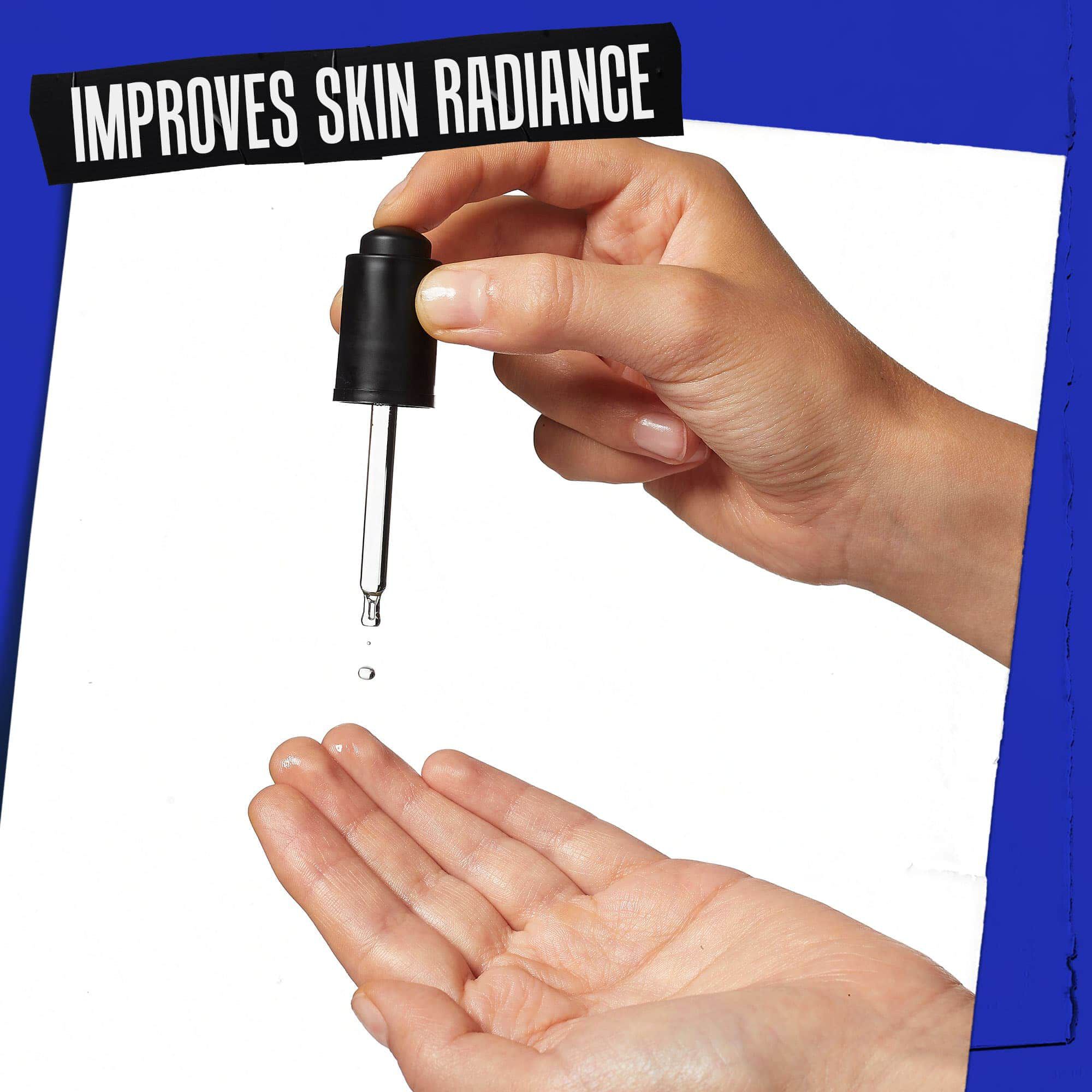 O mană pe care este picurat Midnight Recovery Concentrate etichetată „Imbunătățește strălucirea pielii”.