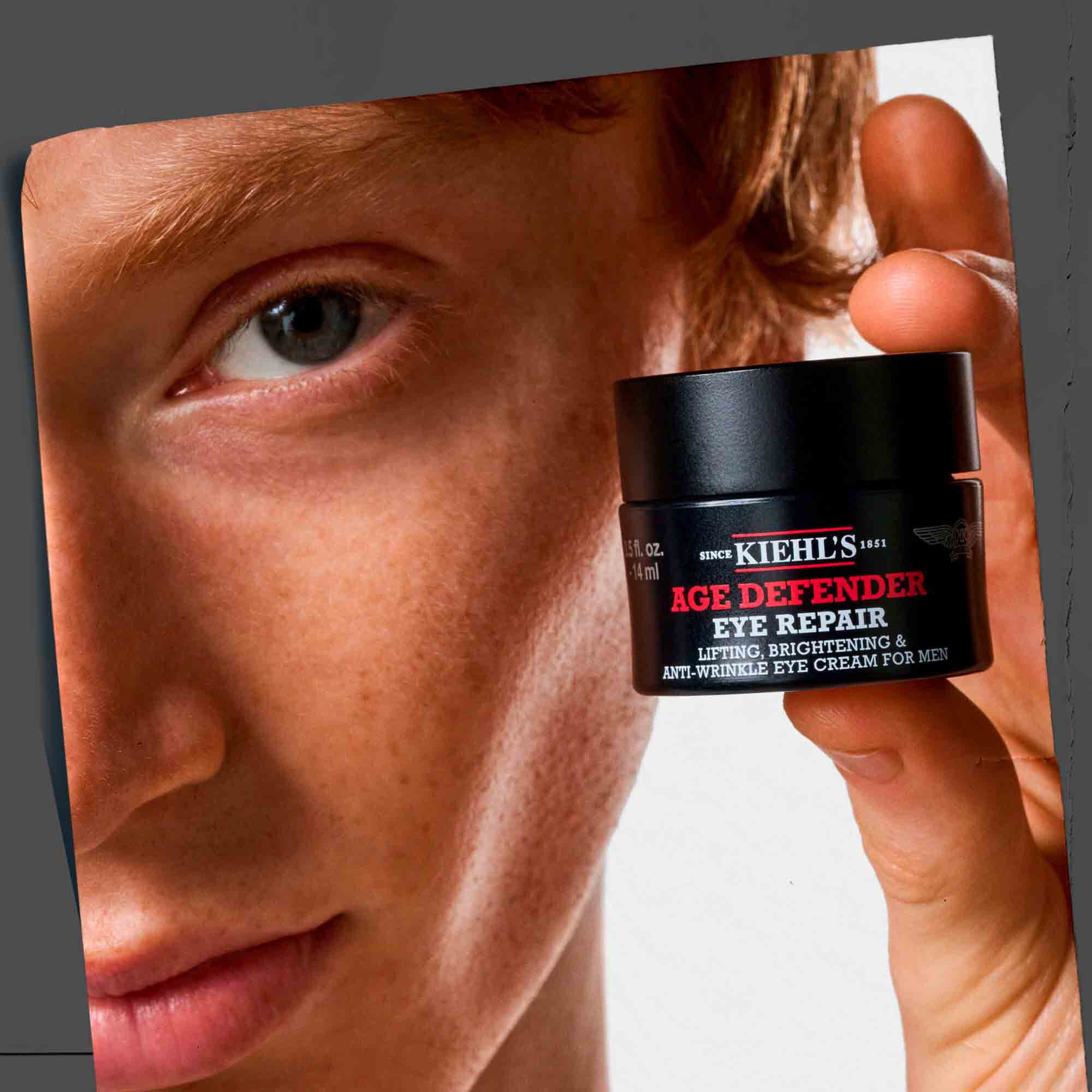 Cremă de ochi Age Defender Eye Repair ținută in mană, prezentand portabilitatea și ușurința de utilizare.