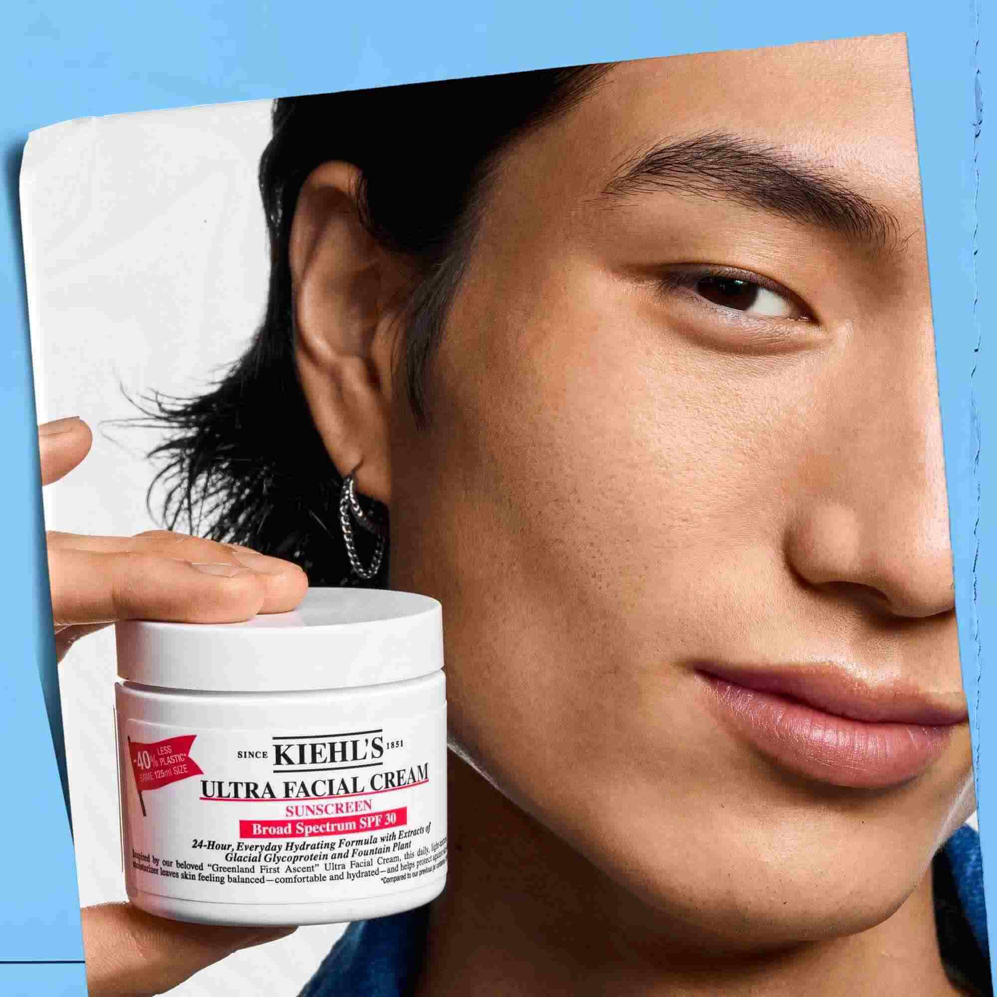 Ultra Facial Cream SPF 30 ținută in mană, prezentand portabilitatea și ușurința in utilizare.