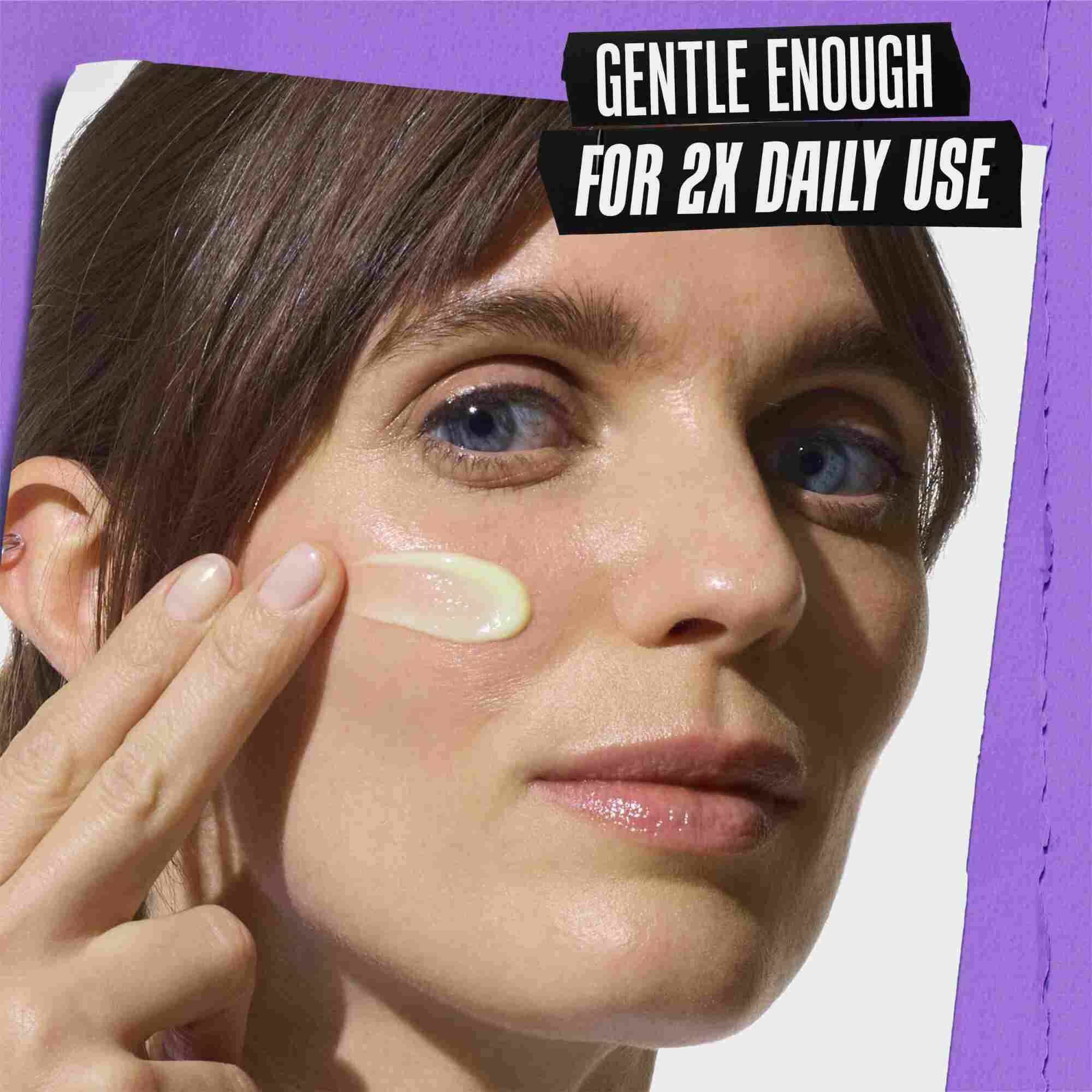 Model cu o mostră de Kiehl's Retinol Skin Renewing Daily Microdose pe față