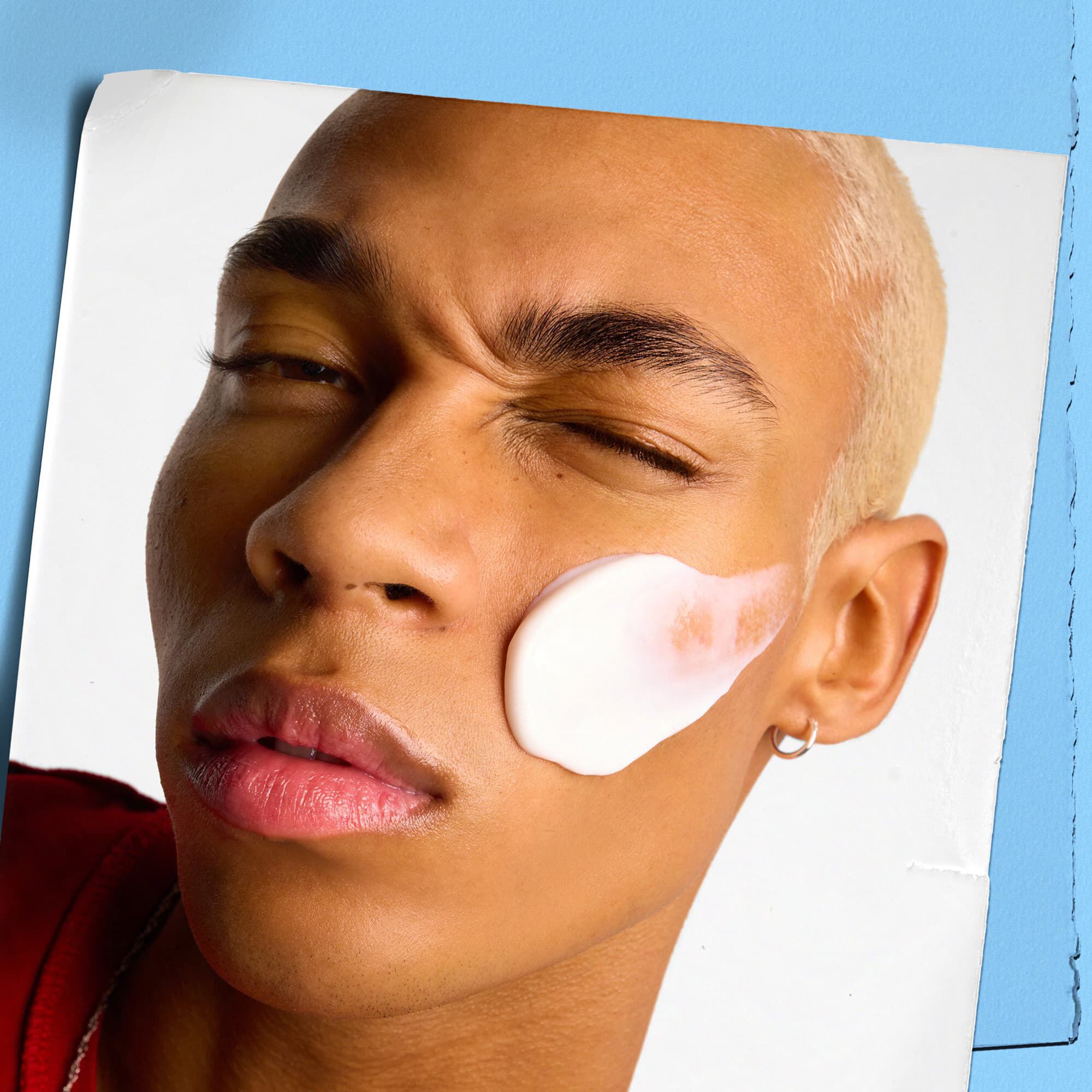 Model care aplică Kiehl's Ultra Facial Cream pe față