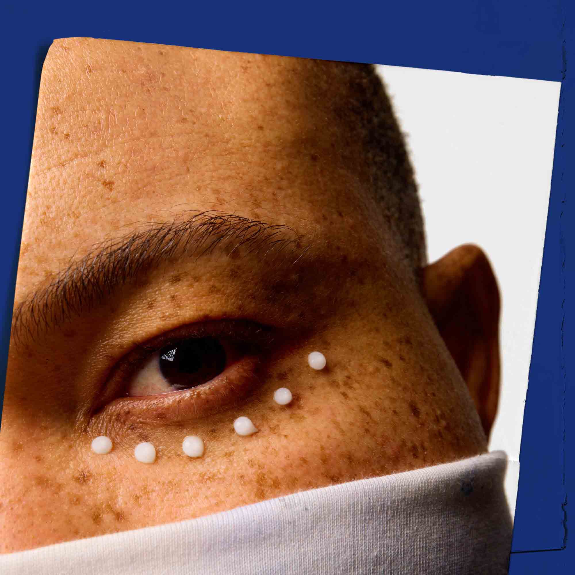 Gros-plan cu pielea din jurul ochilor punctată cu Facial Fuel Eye Fuel.