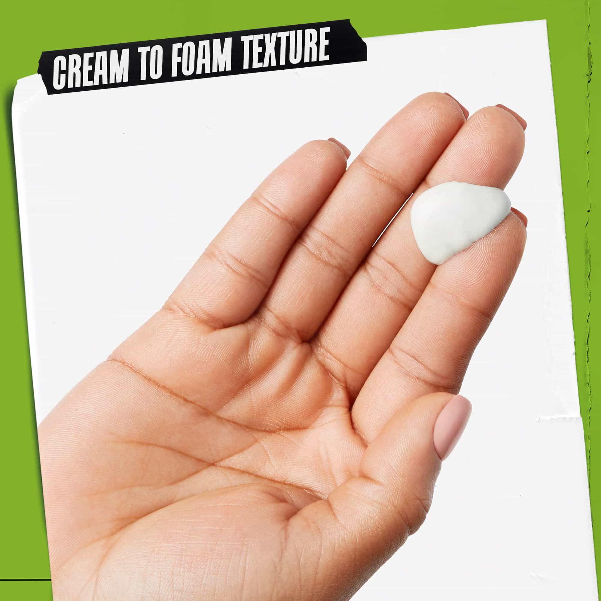 O mană cu Rare Earth Deep Pore Daily Cleanser pe ea. Textul evidențiază: „Textură de la cremă la spumă”.