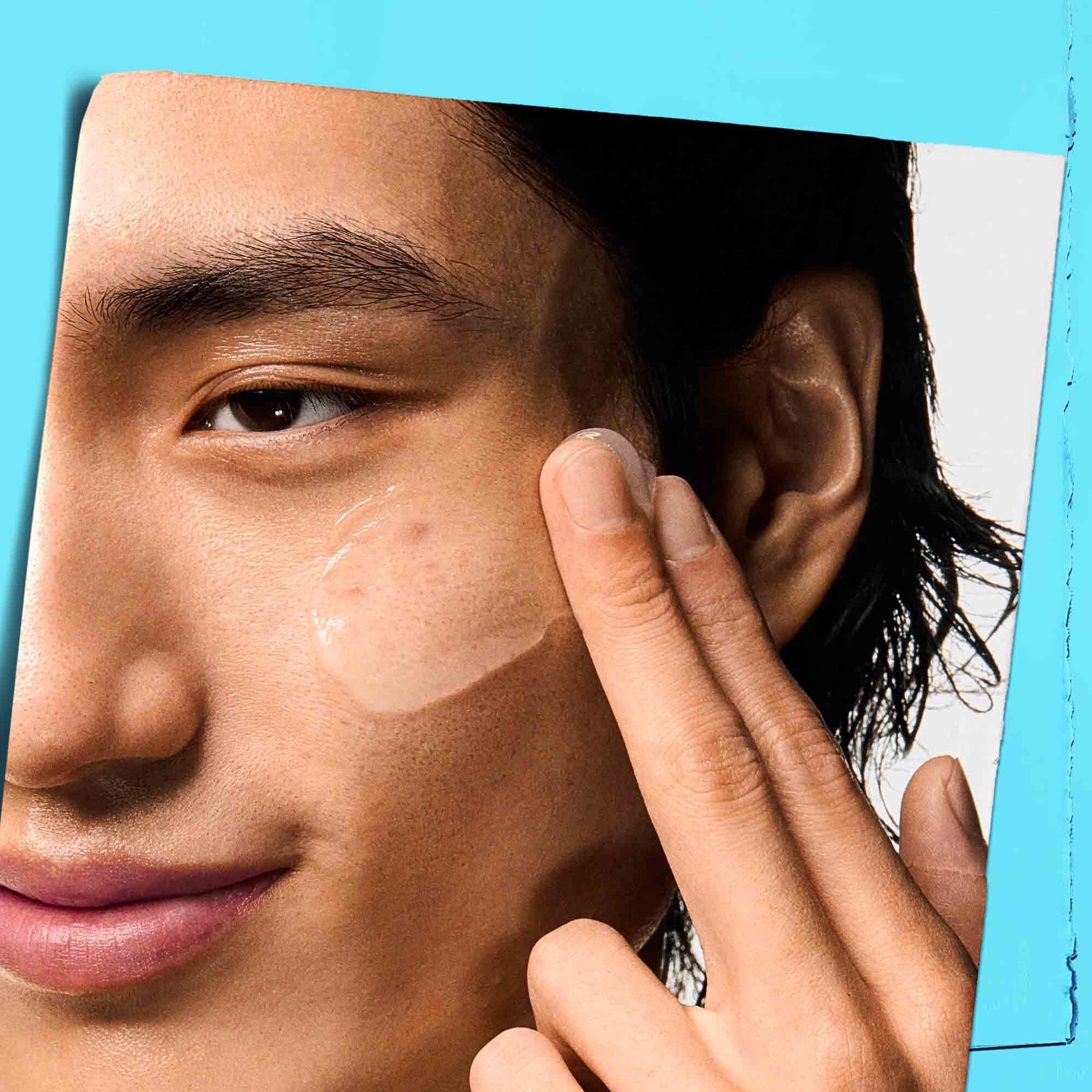 Ultra Facial Oil-Free Gel Cream aplicat pe fața unui model.