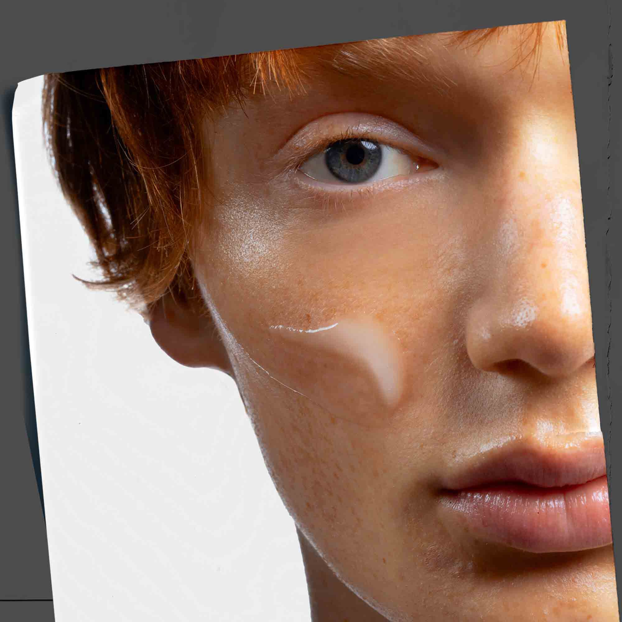 Serul Age Defender Power aplicat pe față, prezentand utilizarea zilnică.