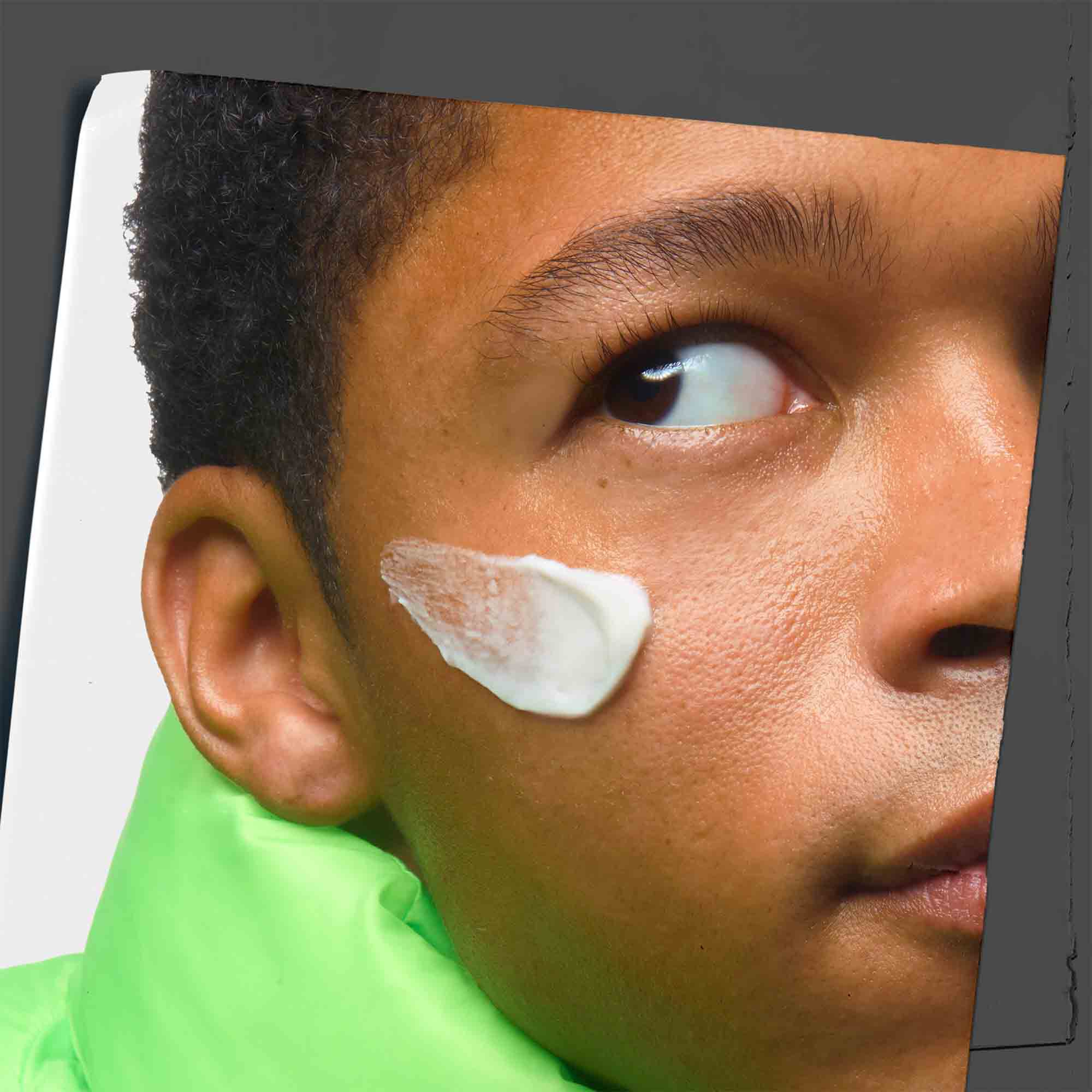 Cremă hidratantă Age Defender aplicată pe fața unui model.