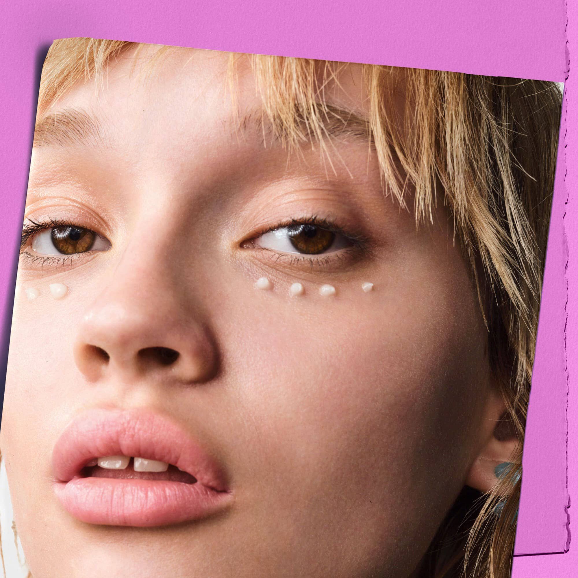 Model cu puncte de Kiehl's Super Multi-Corrective Eye Zone Treatment sub ochi