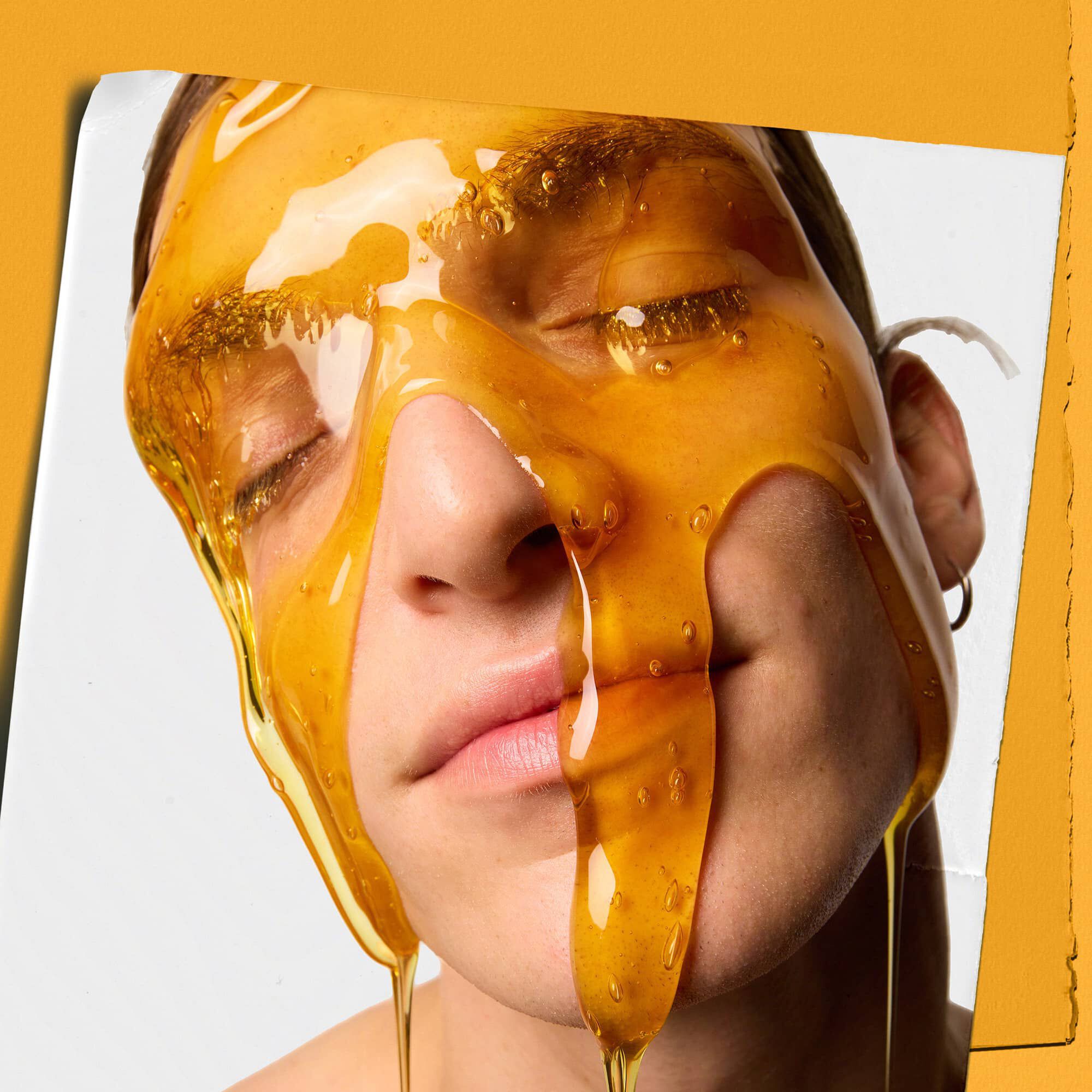 Model cu gelul de curățare Kiehl's Calendula Deep Cleaning Foaming Face Wash scurgandu-i-se pe față