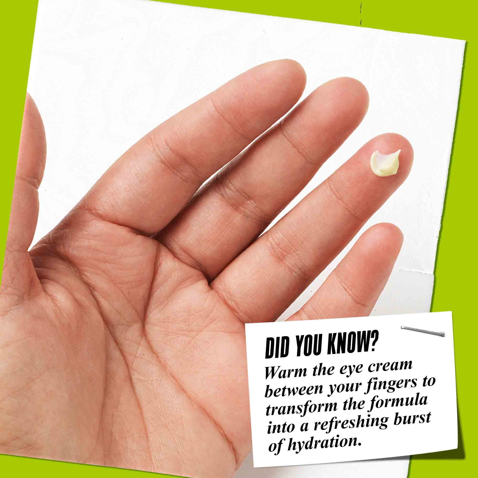 Un deget cu o cantitate mică de Creamy Avocado Eye Treatment, plus un pont: incălzește formula intre degete pentru o aplicare mai uniformă.