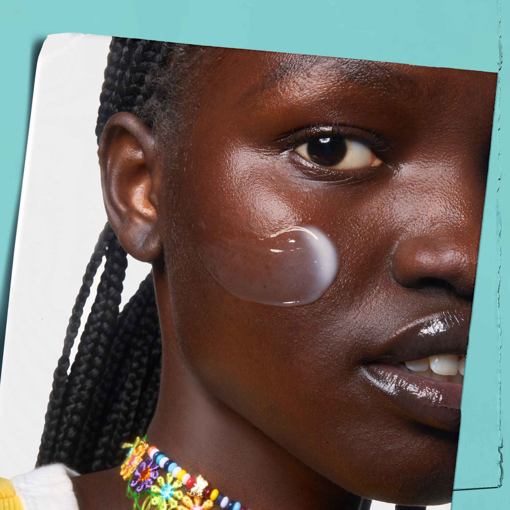 Expertly Clear Blemish-Treating & Preventing Lotion aplicată pe piele.