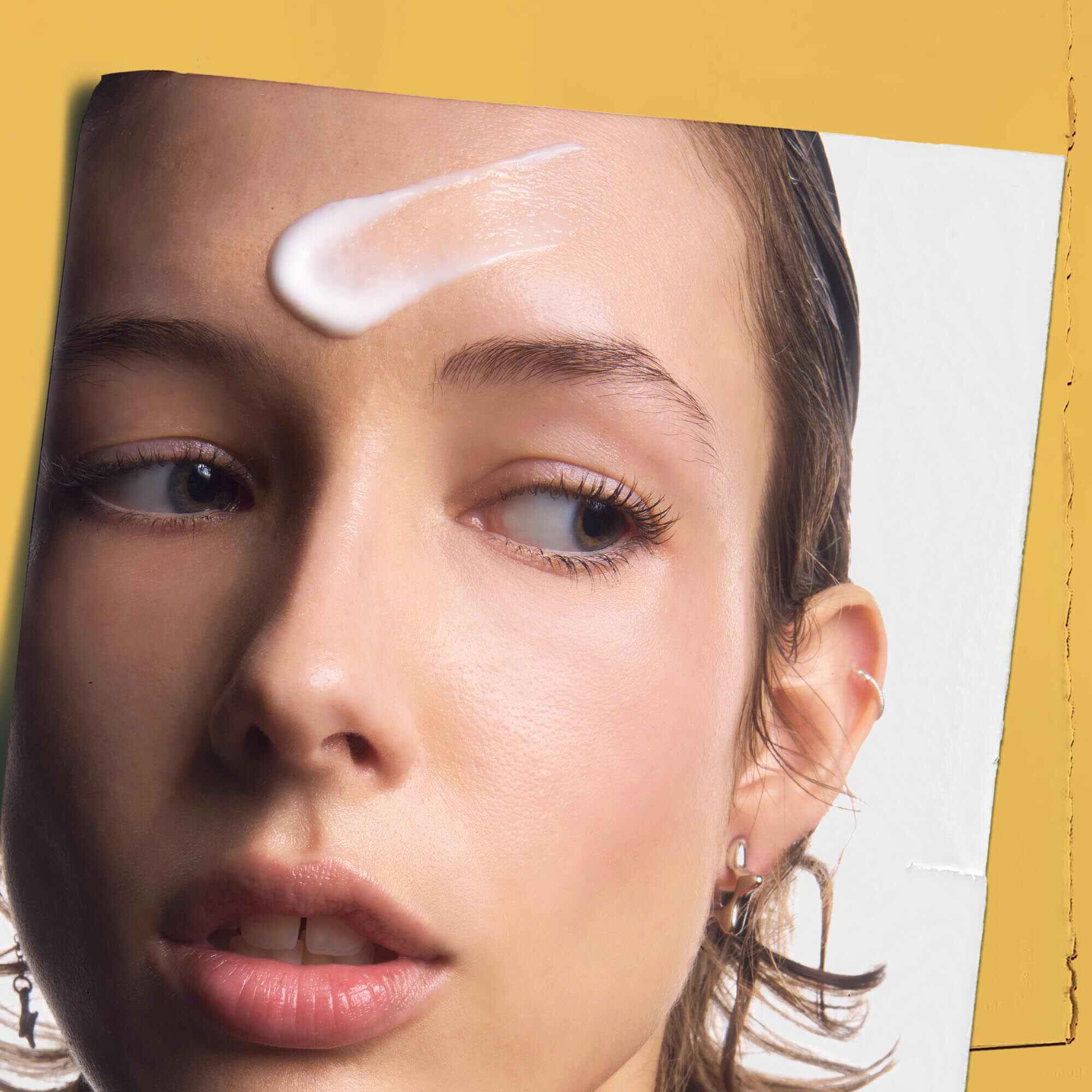 Powerful-Strength Line-Reducing Concentrate aplicat pe fruntea unei persoane, demonstrand utilizarea sa.