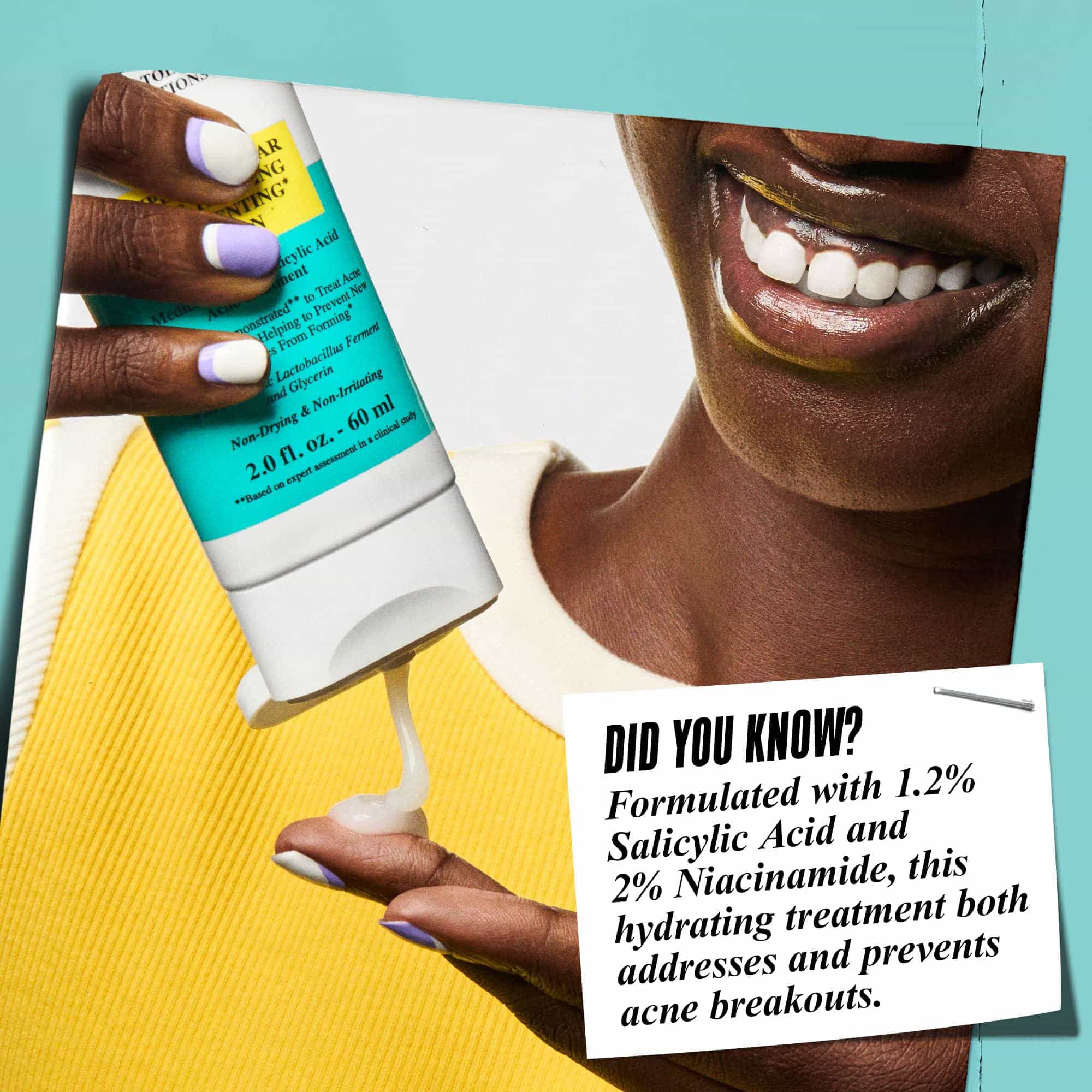 O mană ținand Expertly Clear Blemish-Treating & Preventing Lotion cu textul: „Știați că? Formulat cu 1,2% acid salicilic și 2% niacinamidă, acest tratament hidratant abordează și previne acneea activă.”
