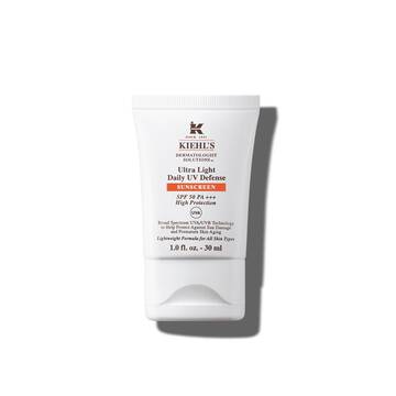 O sticlă de 30 ml de Kiehl’s Ultra-Light Daily UV Defense pe un fundal alb.
