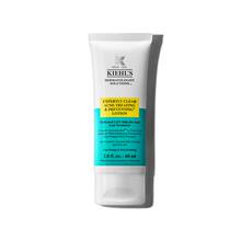 Un tub de 60 ml de Kiehl's Expertly Clear Blemish-Treating & Preventing Lotion pe un fundal alb.