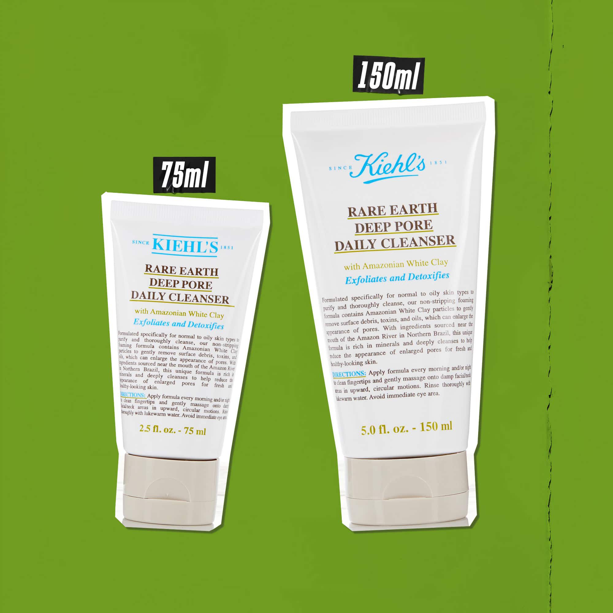 Trei tuburi de Rare Earth Deep Pore Daily Cleanser in diferite mărimi (75 ml, 125 ml, 150 ml) pe un fundal verde.