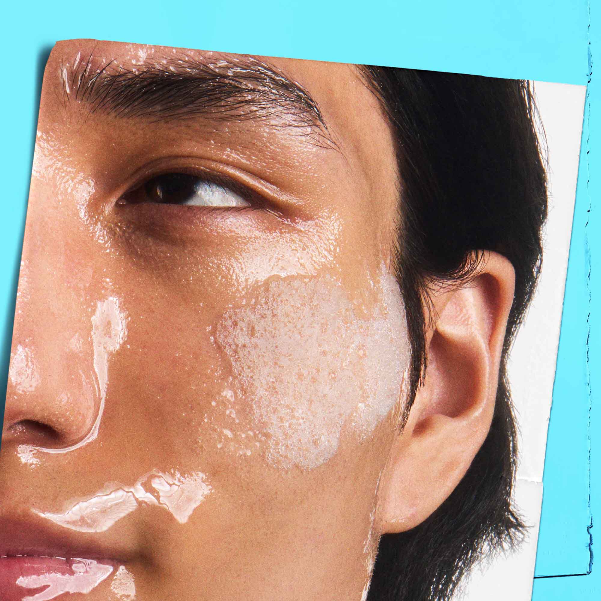 Ultra Facial Oil-Free Cleanser aplicat pe piele.