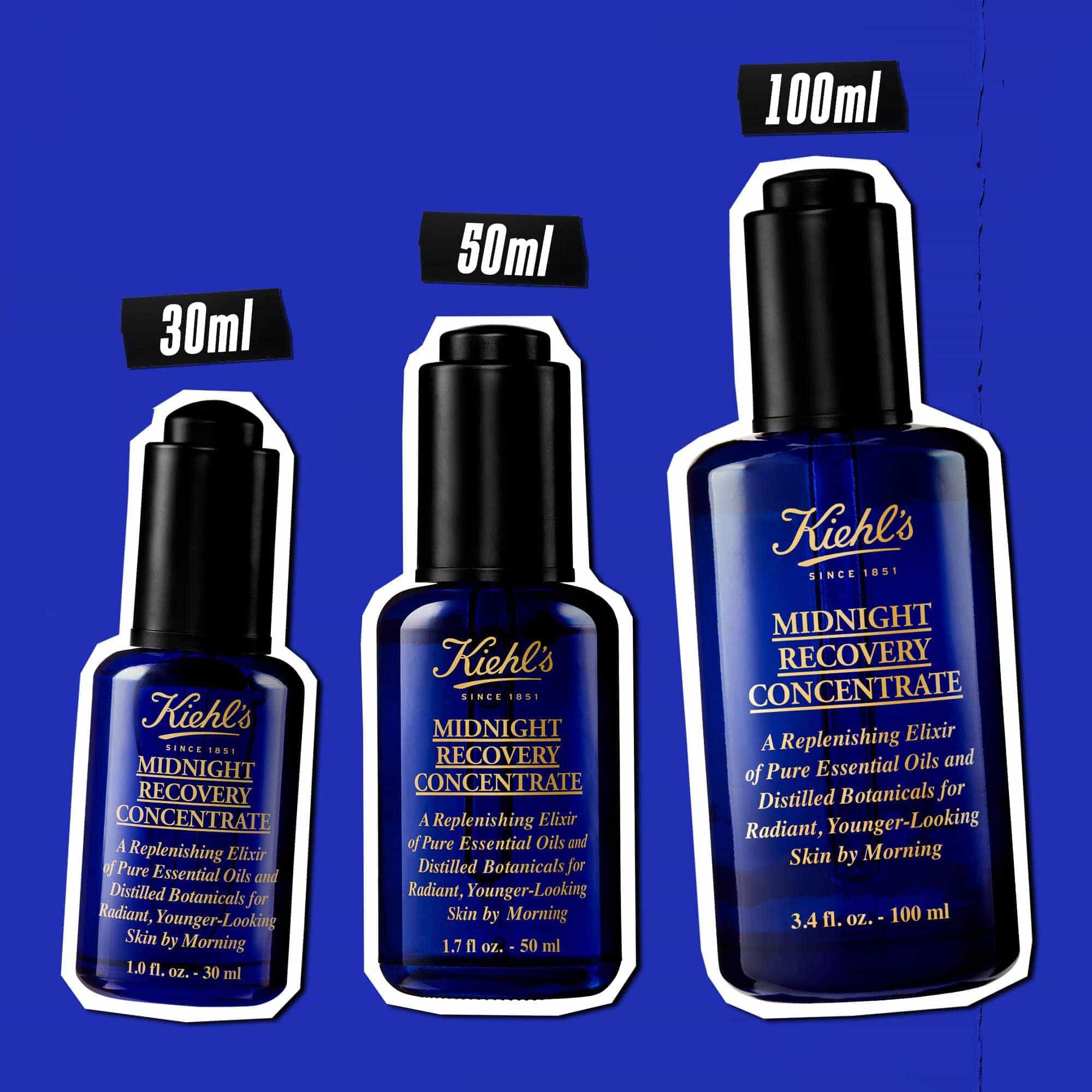 Trei sticle de ulei facial Midnight Recovery Concentrate in diferite mărimi (30 ml, 50 ml, 100 ml) pe un fundal albastru.