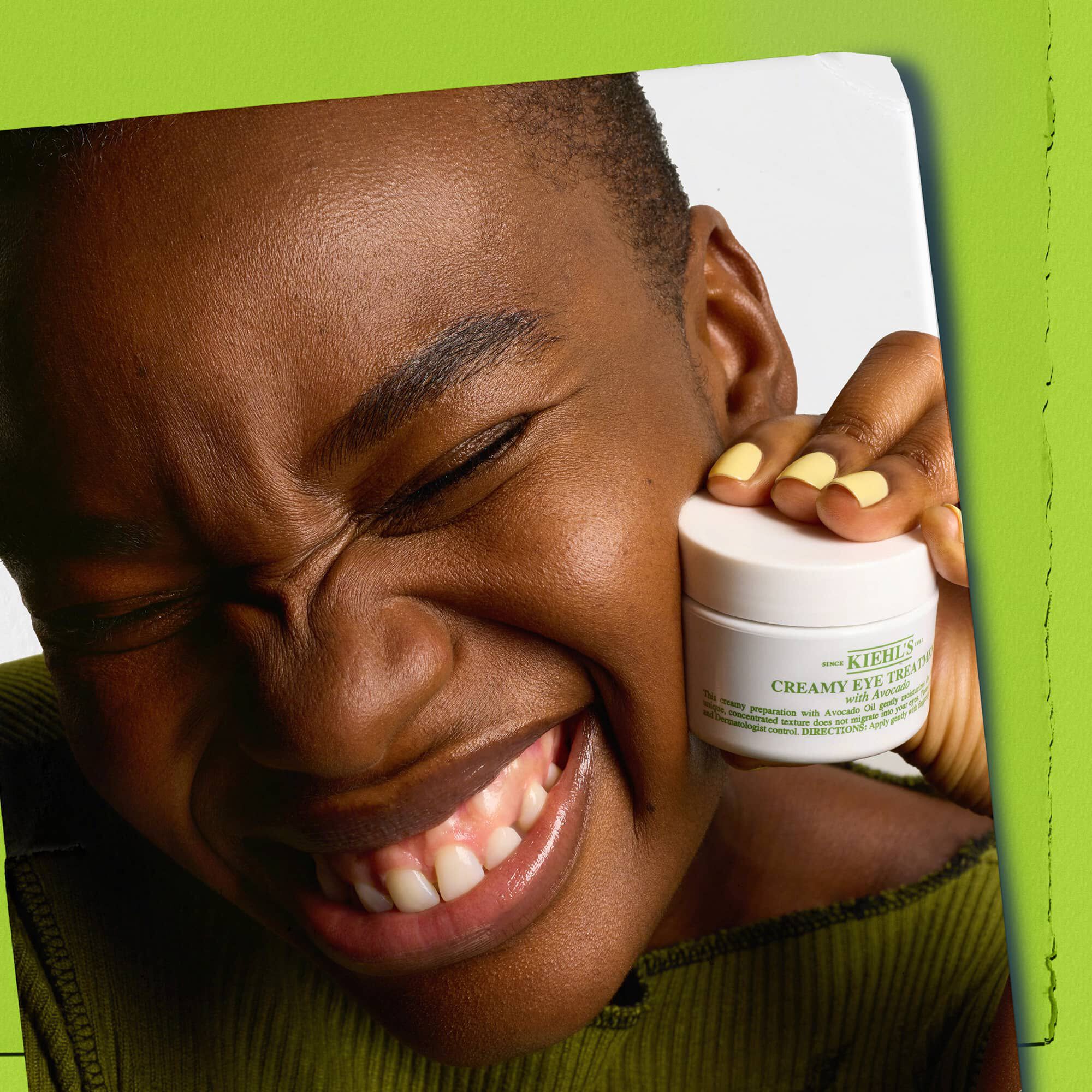 Model care ține un borcan de Kiehl's Creamy Eye Treatment with Avocado