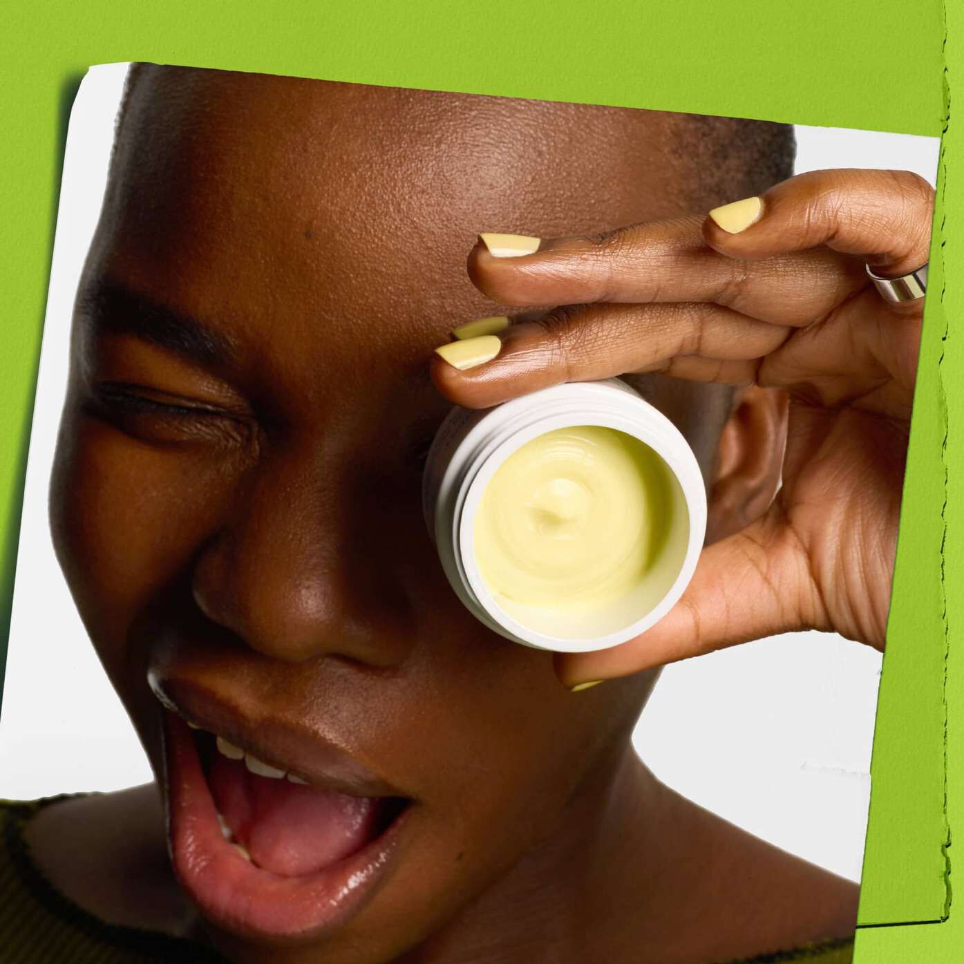 Model care face cu ochiul cu un borcan de Kiehl's Creamy Eye Treatment with Avocado acoperind un ochi