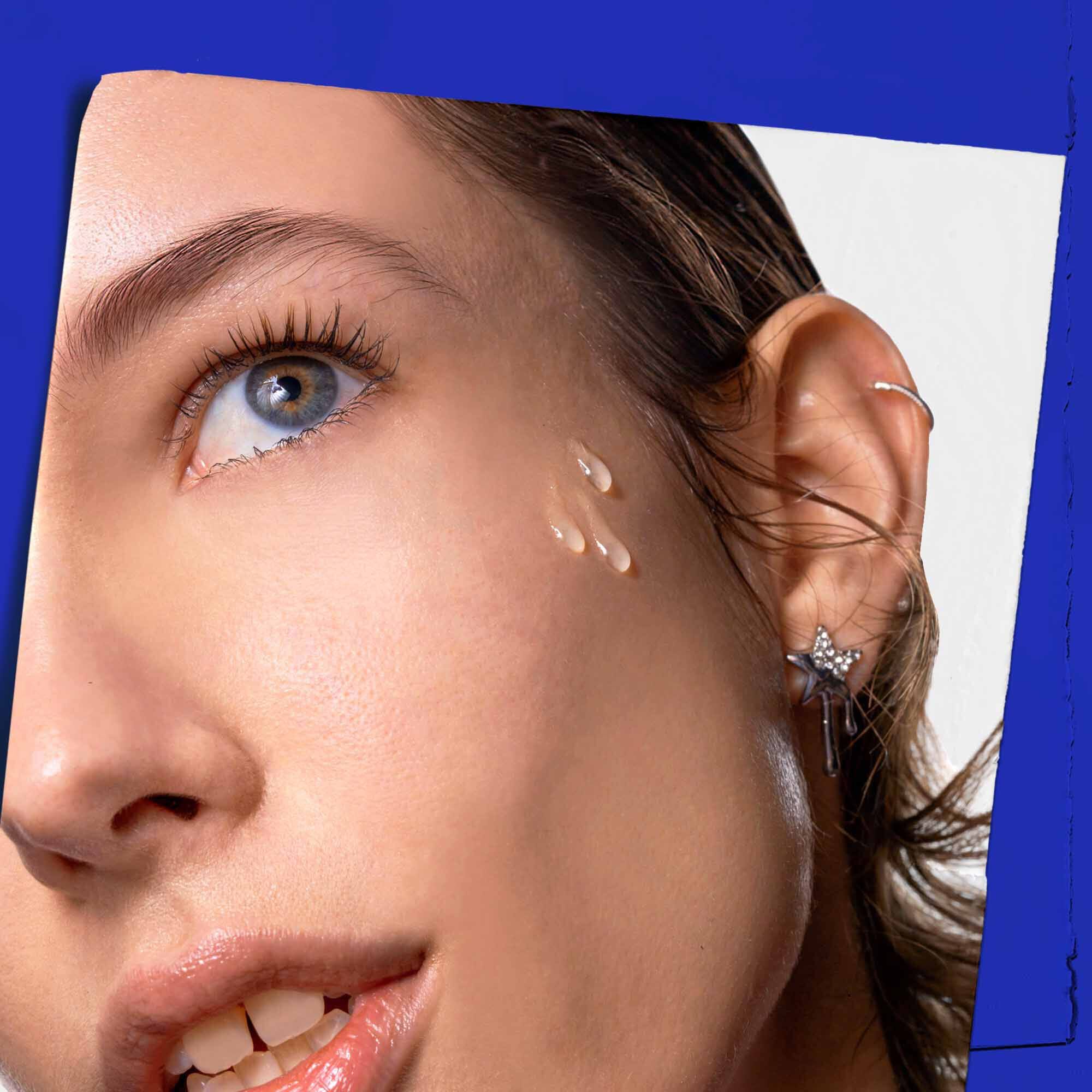 Ulei facial Midnight Recovery Concentrate aplicat pe piele.