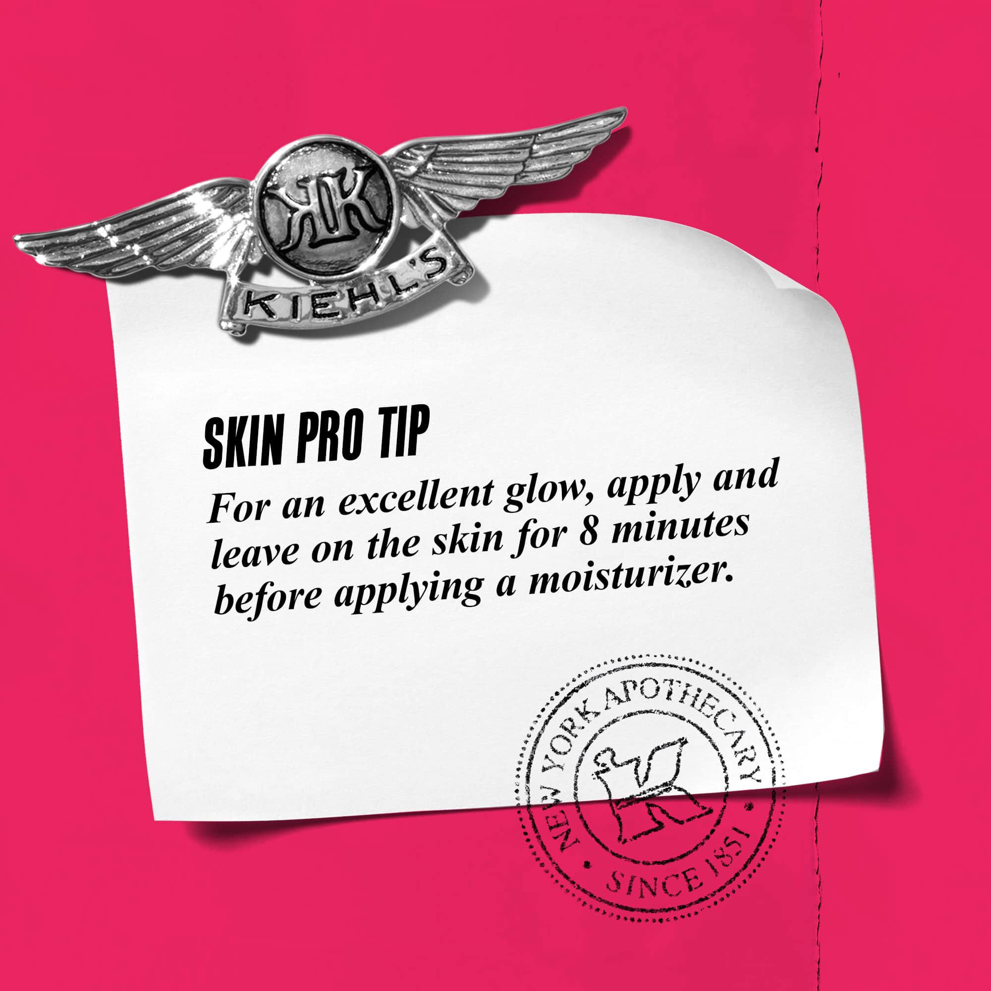 Grafică cu textul: „Sfat de la experți: Pentru o strălucire excelentă, aplicați și lăsați pe piele timp de 5 minute inainte de a aplica o cremă hidratantă.”