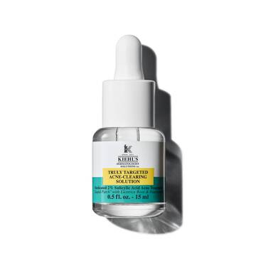 O sticlă de 15 ml de Truly-Targeted Blemish-Clearing Solution de la Kiehl's pe un fundal alb.