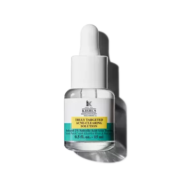 O sticlă de 15 ml de Truly-Targeted Blemish-Clearing Solution de la Kiehl's pe un fundal alb.