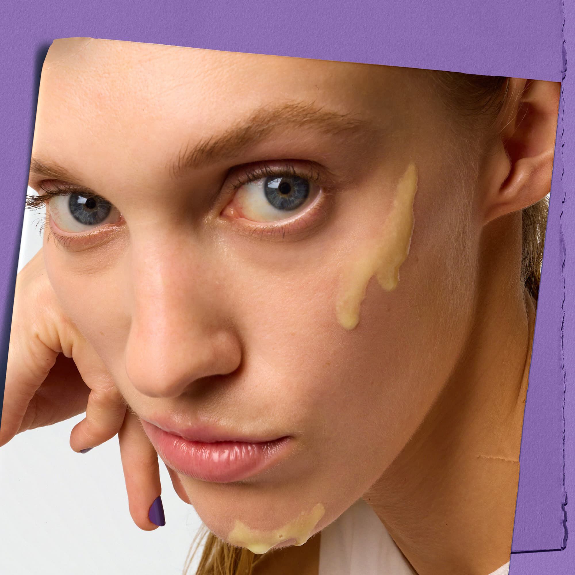 Model cu o mostră de ser de noapte pentru reducerea ridurilor Kiehl's Retinol Fast Release pe față