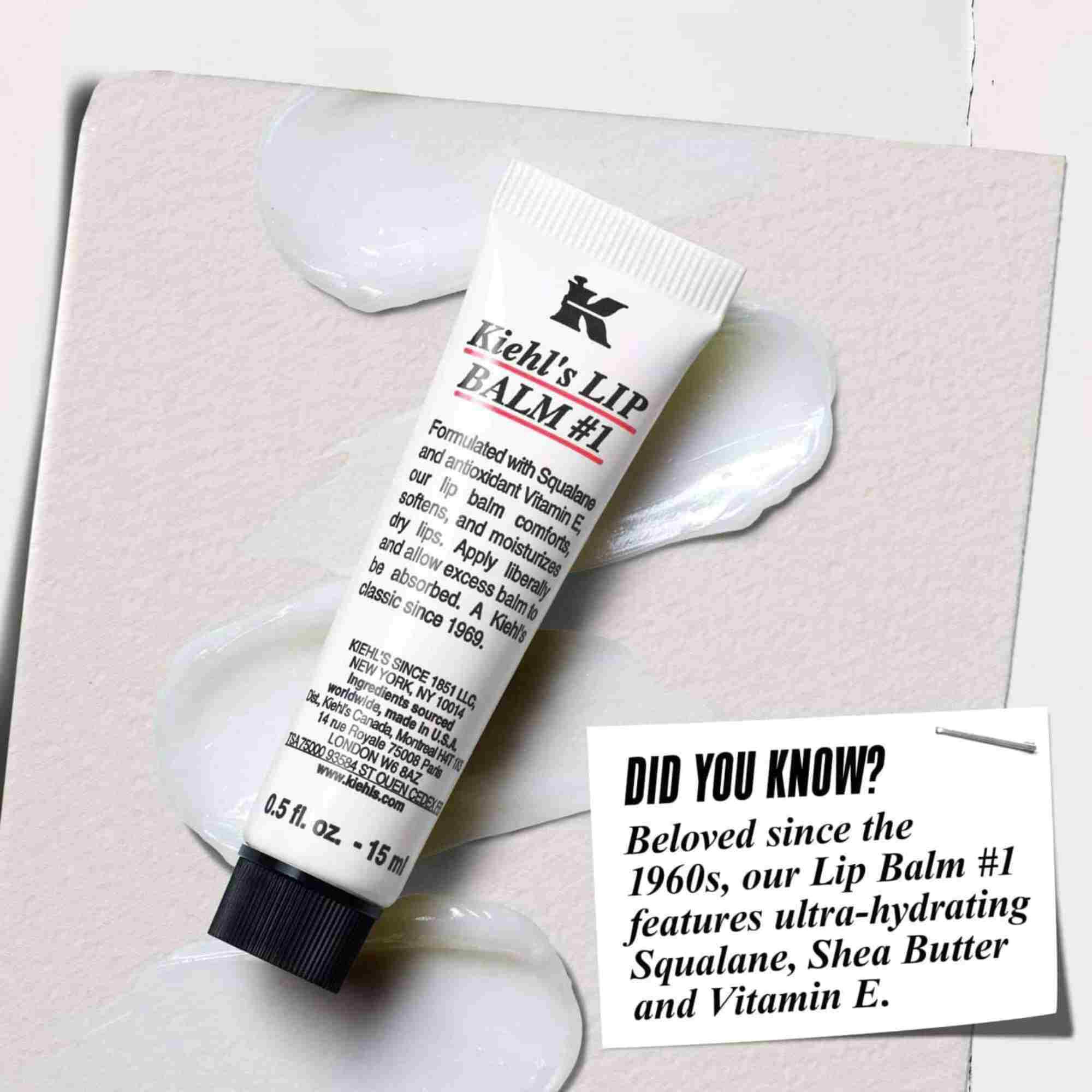 Un tub de Lip Balm #1 pe o suprafață albă cu textul: „Știați că? Formulat cu squalan, unt de shea și vitamina E pentru buze hidratate și mai netede.”
