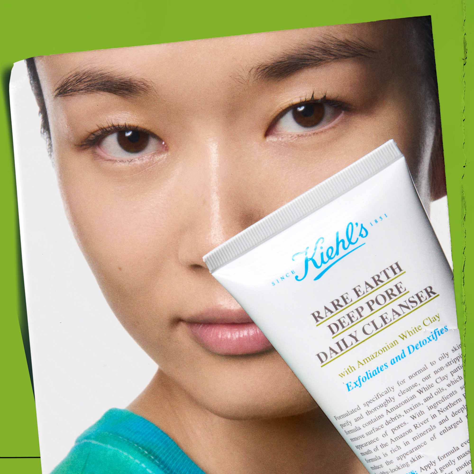 O persoană ținand un tub de Rare Earth Deep Pore Daily Cleanser, demonstrand utilizarea sa.