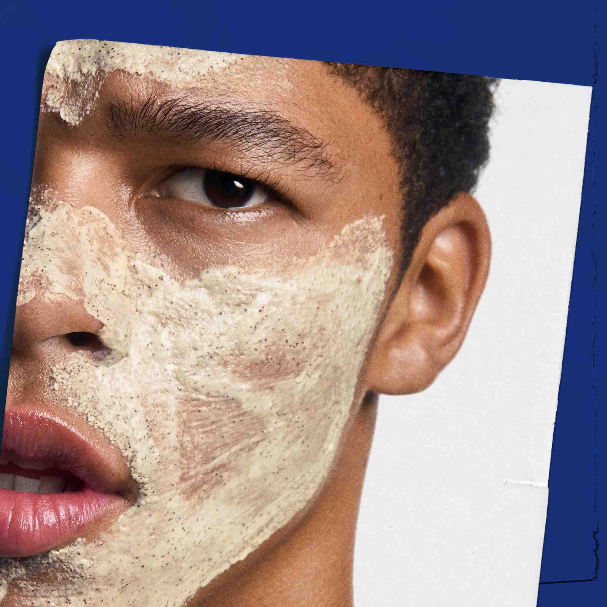 Facial Fuel Energizing Scrub aplicat pe față, demonstrand utilizarea sa.