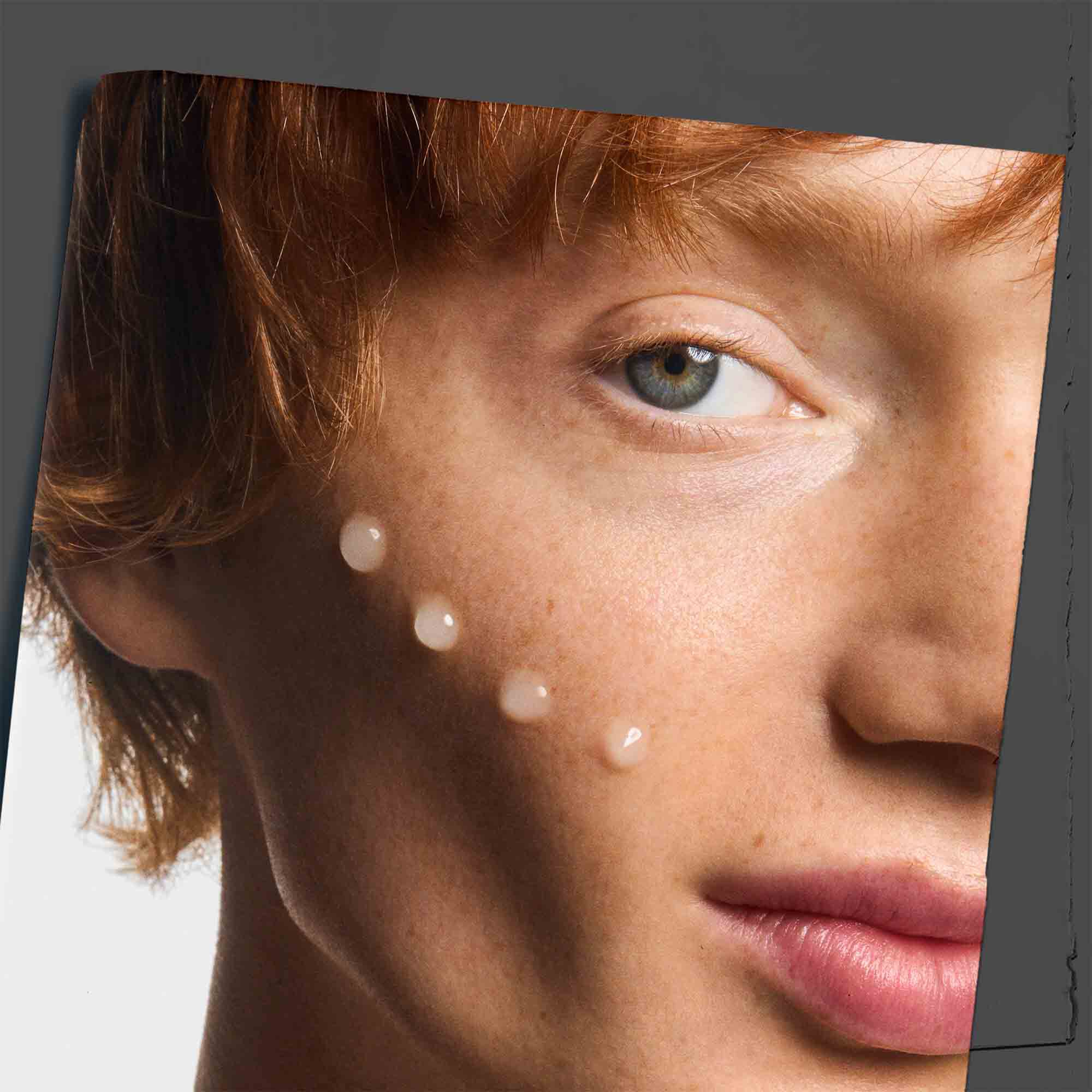 Serul Age Defender Power aplicat pe pomete, demonstrand utilizarea pe piele.