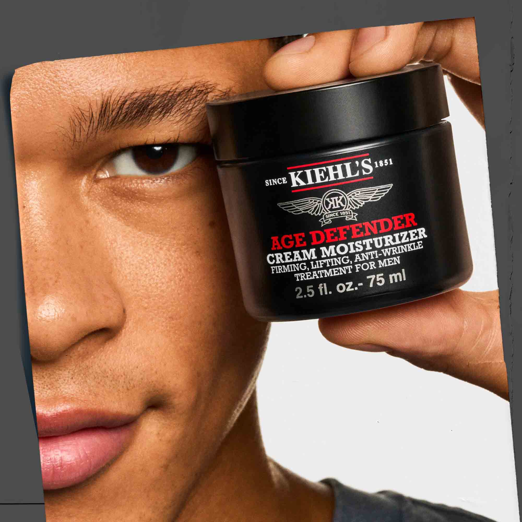 Cremă hidratantă Age Defender ținută in mană, prezentand portabilitatea și ușurința de utilizare.