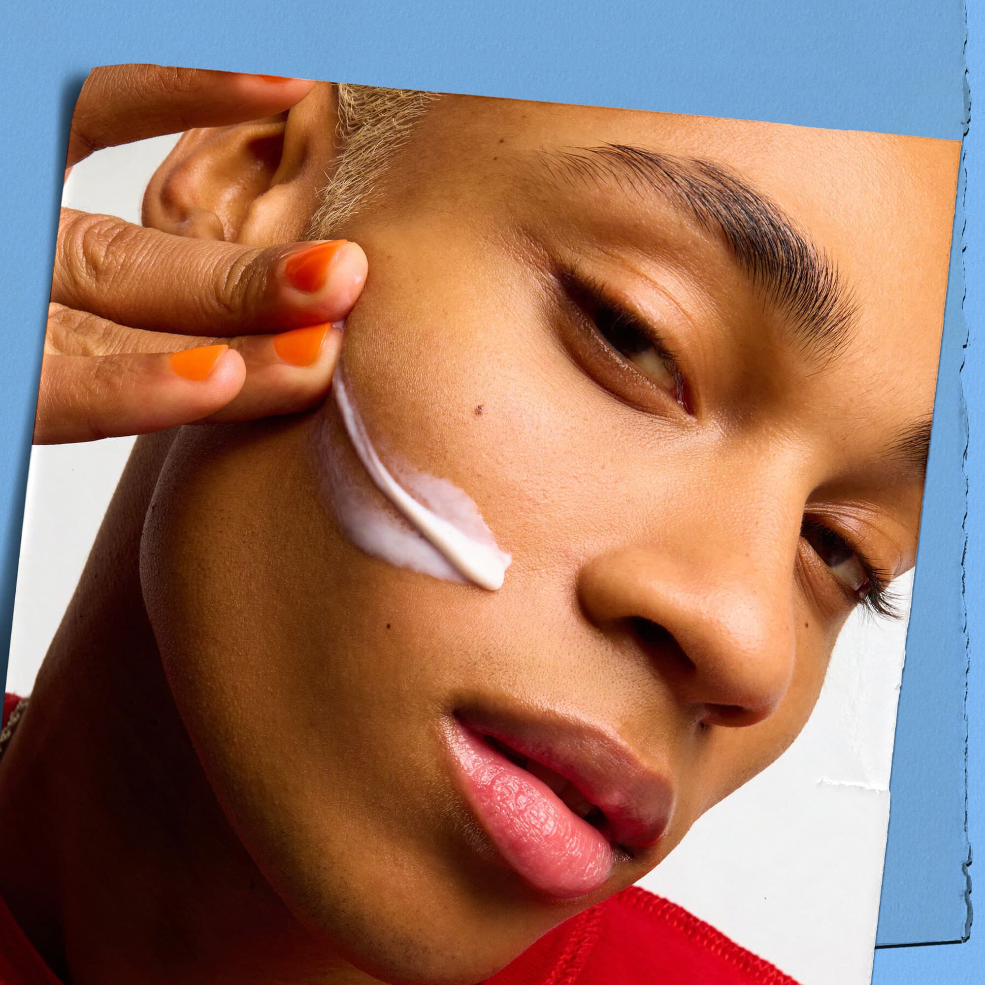 Model cu o mostră de textură a Kiehl's Ultra Facial Moisturizer pe față