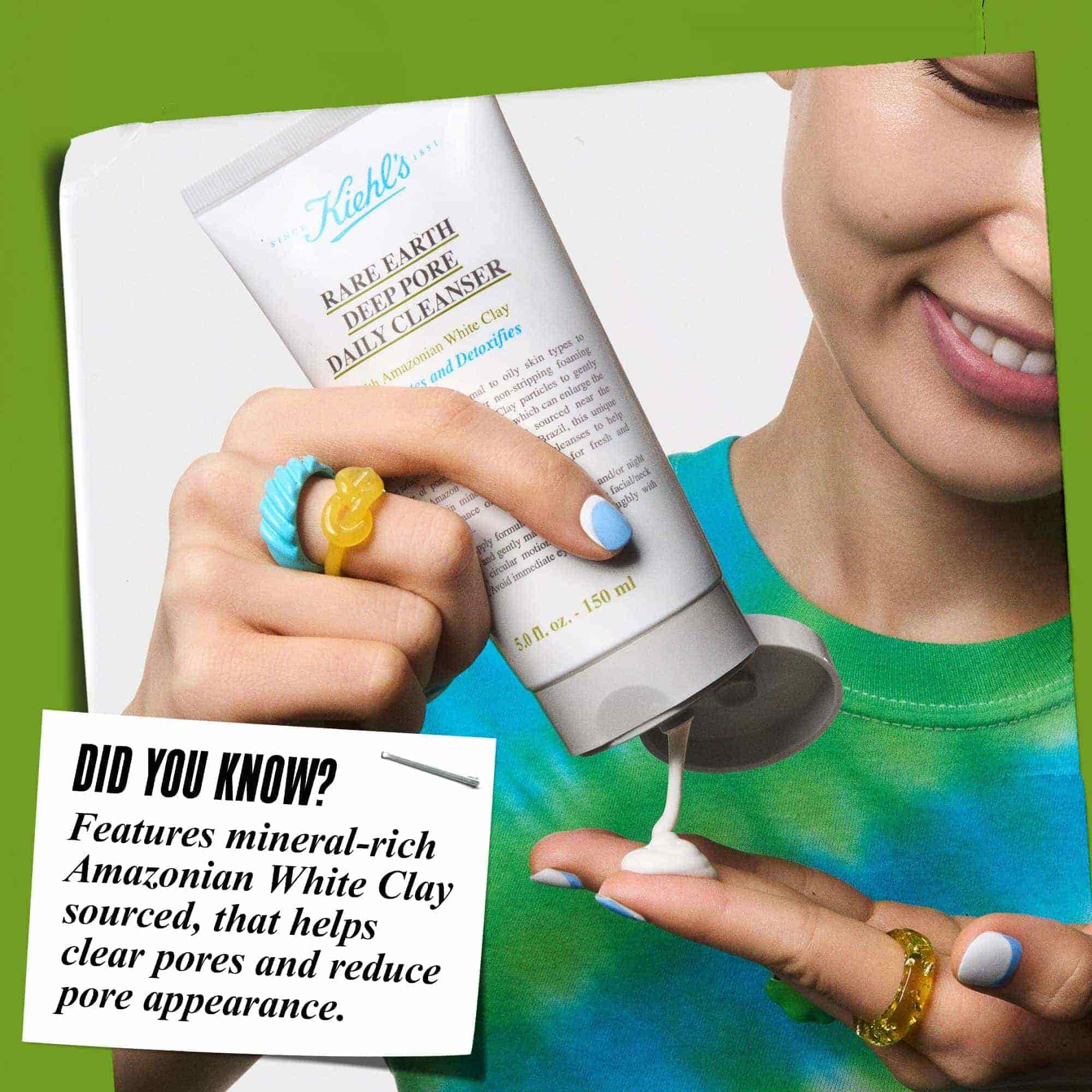 Mană dozand Rare Earth Deep Pore Daily Cleanser pe varfurile degetelor. Textul spune: „Știați că? Formulat cu argilă albă amazoniană care ajută la curățarea porilor și la reducerea aspectului acestora.”