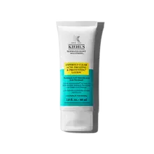 Un tub de 60 ml de Kiehl's Expertly Clear Blemish-Treating & Preventing Lotion pe un fundal alb.