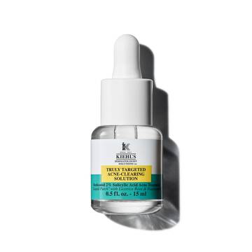 O sticlă de 15 ml de Truly-Targeted Blemish-Clearing Solution de la Kiehl's pe un fundal alb.
