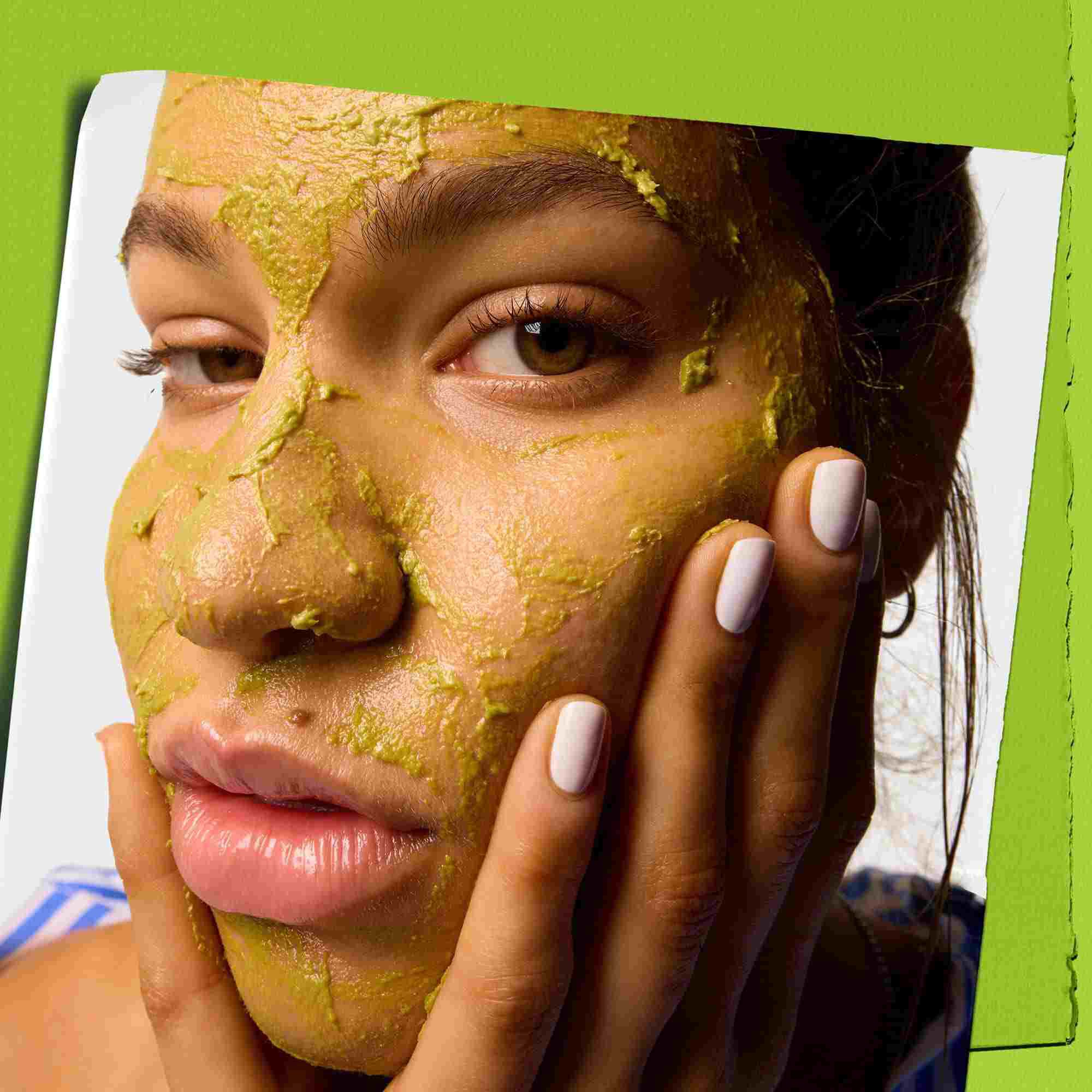 Model care folosește Kiehl's Avocado Nourishing Hydration Mask pe față