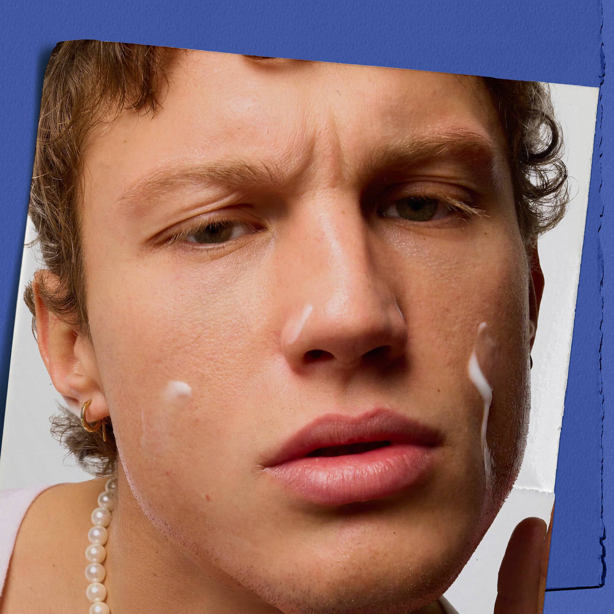 Model cu Facial Fuel Energizing Moisture Treatment pentru bărbați pe față