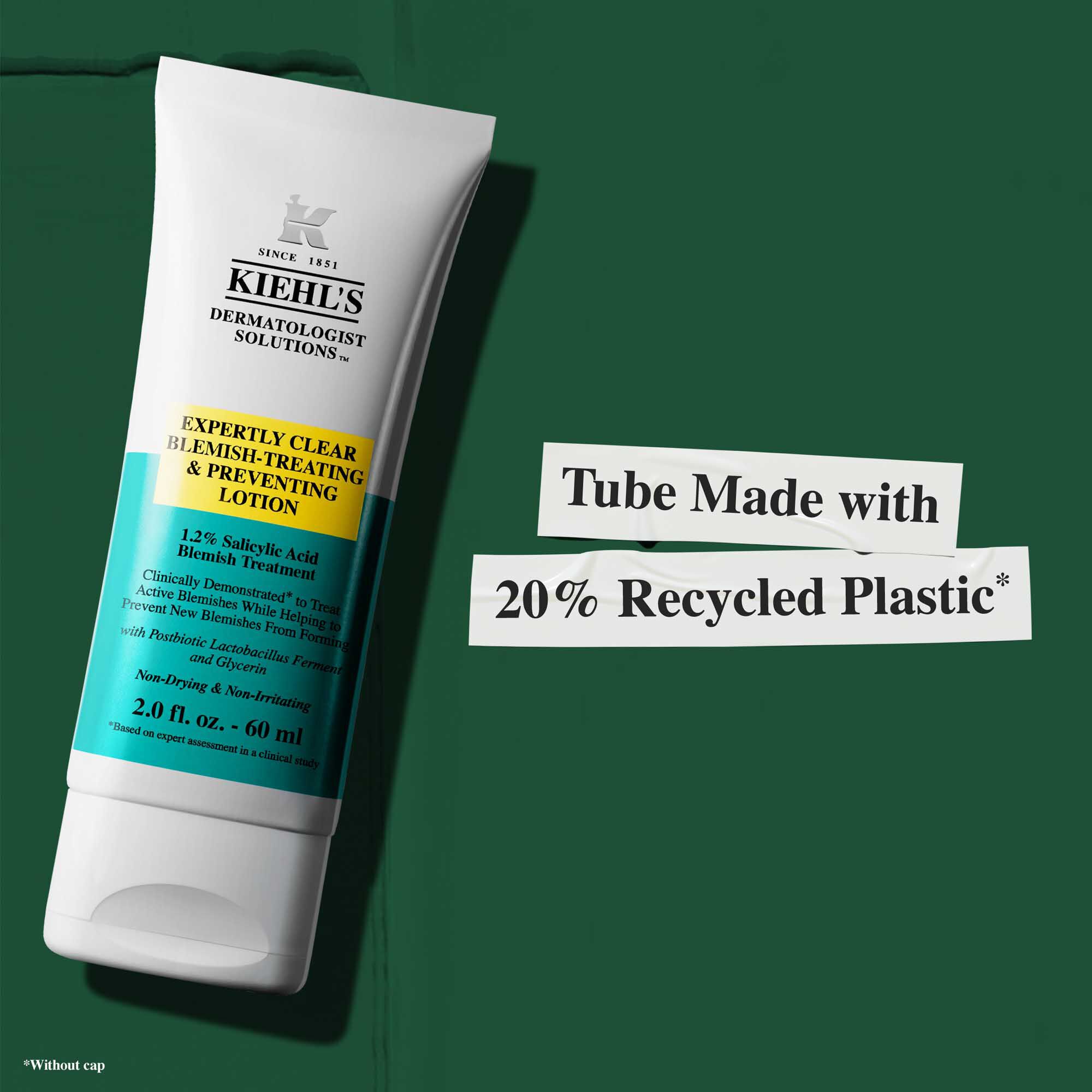Un tub de Expertly Clear Blemish-Treating & Preventing Lotion cu text ce evidențiază mențiunile de sustenabilitate: „Tub fabricat cu 20% plastic reciclat.”