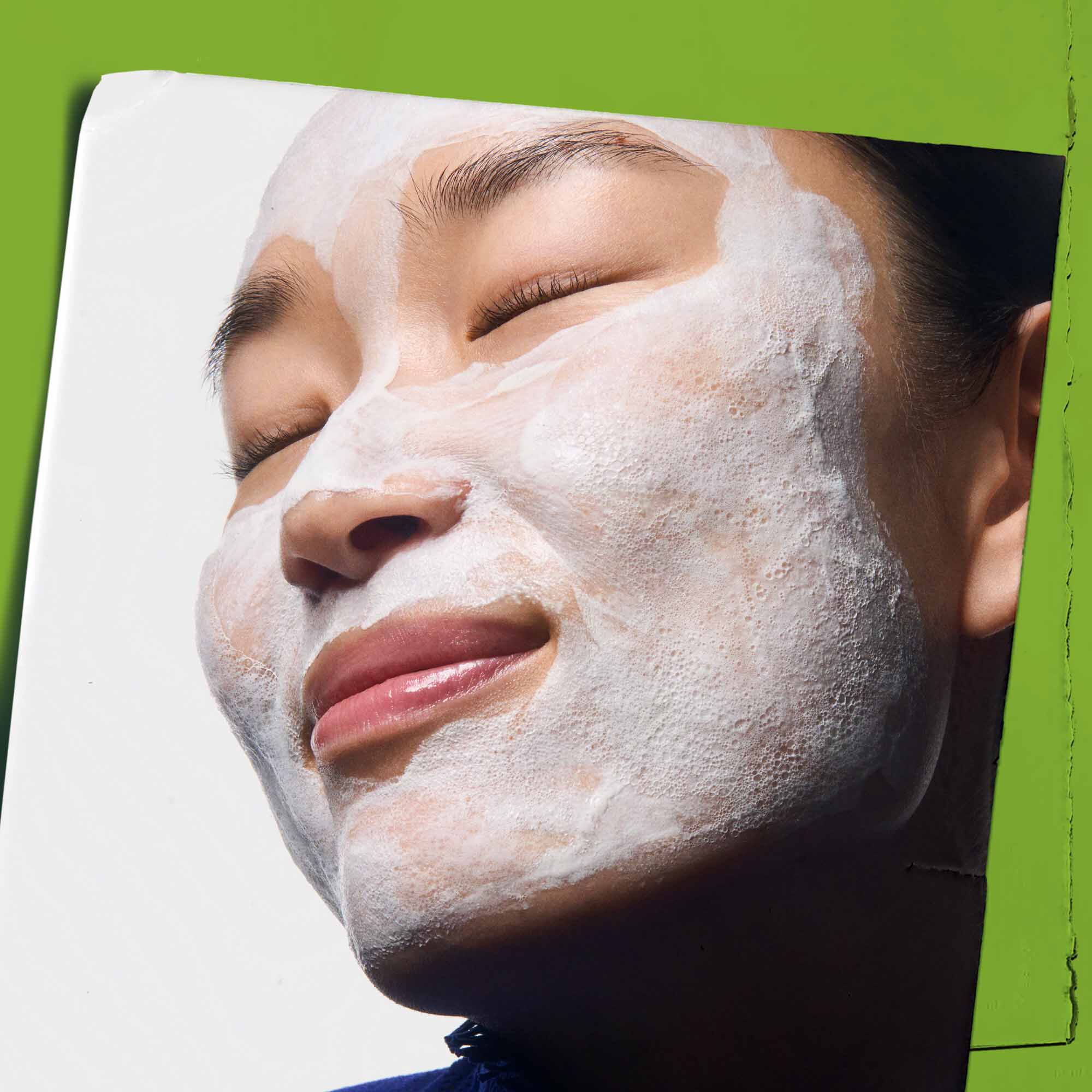 Rare Earth Deep Pore Daily Cleanser aplicat pe față.