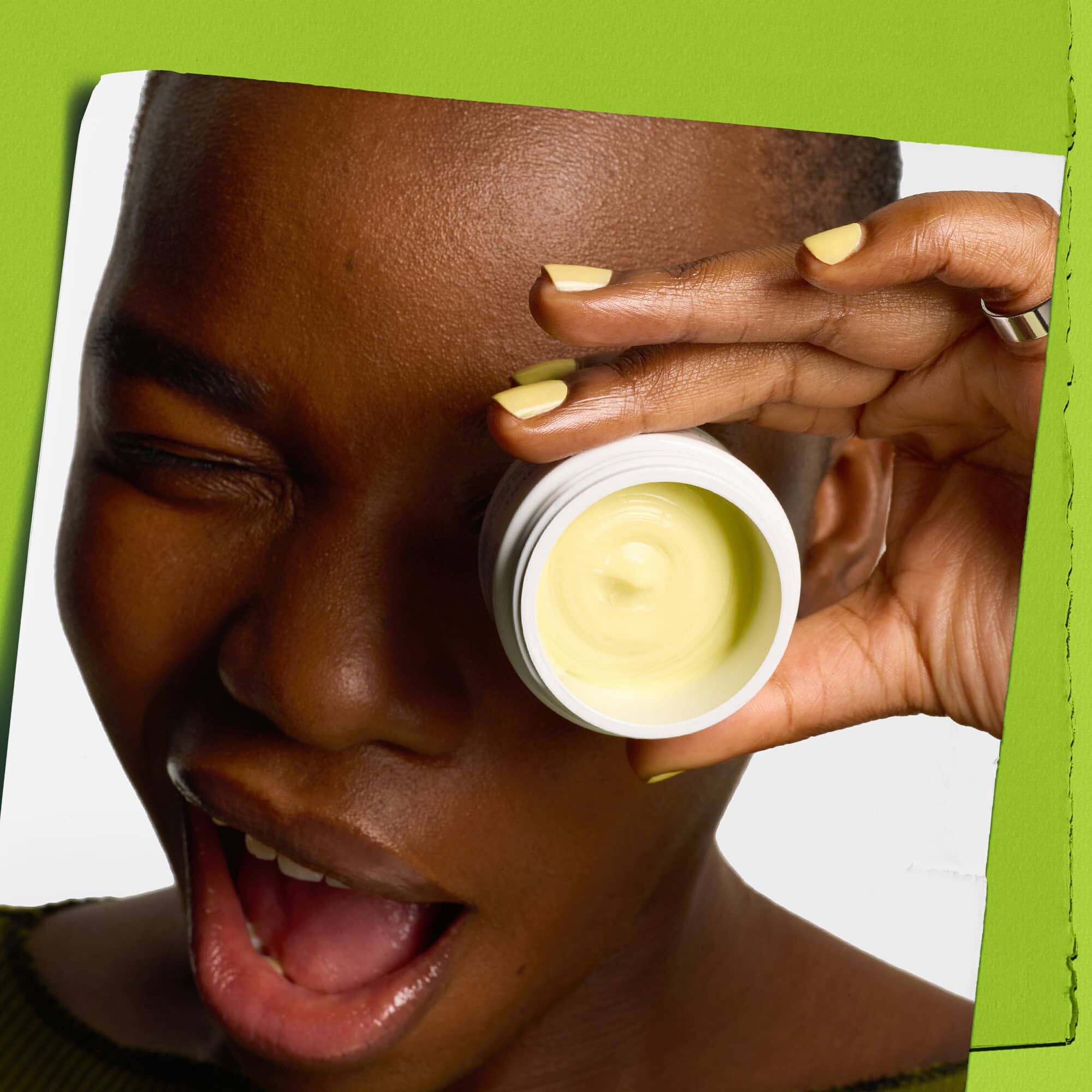 Model care face cu ochiul cu un borcan de Kiehl's Creamy Eye Treatment with Avocado acoperind un ochi