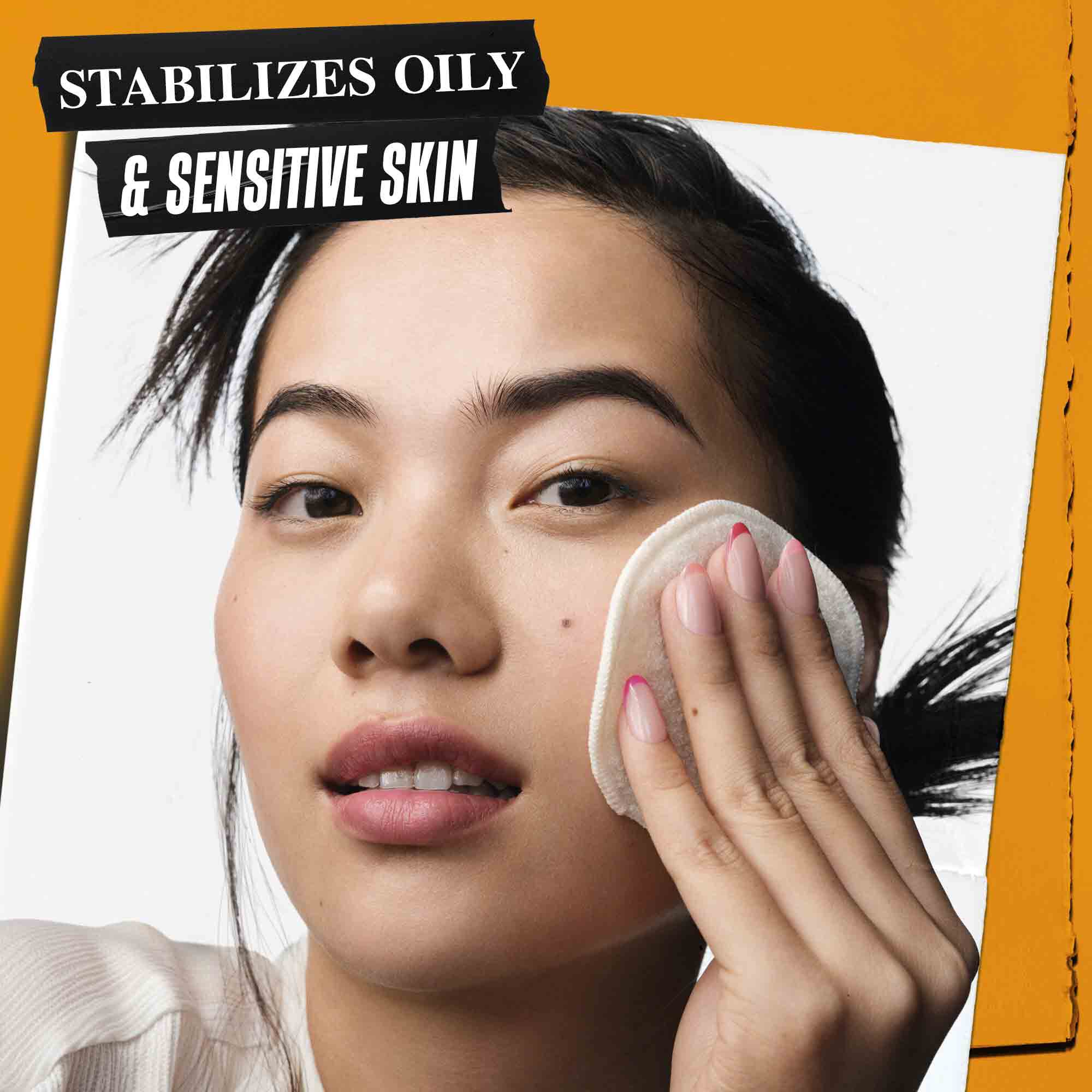 O persoană aplicand tonerul Calendula Herbal-Extract pe piele. Textul subliniază capacitatea sa de a stabiliza tenul gras și sensibil.