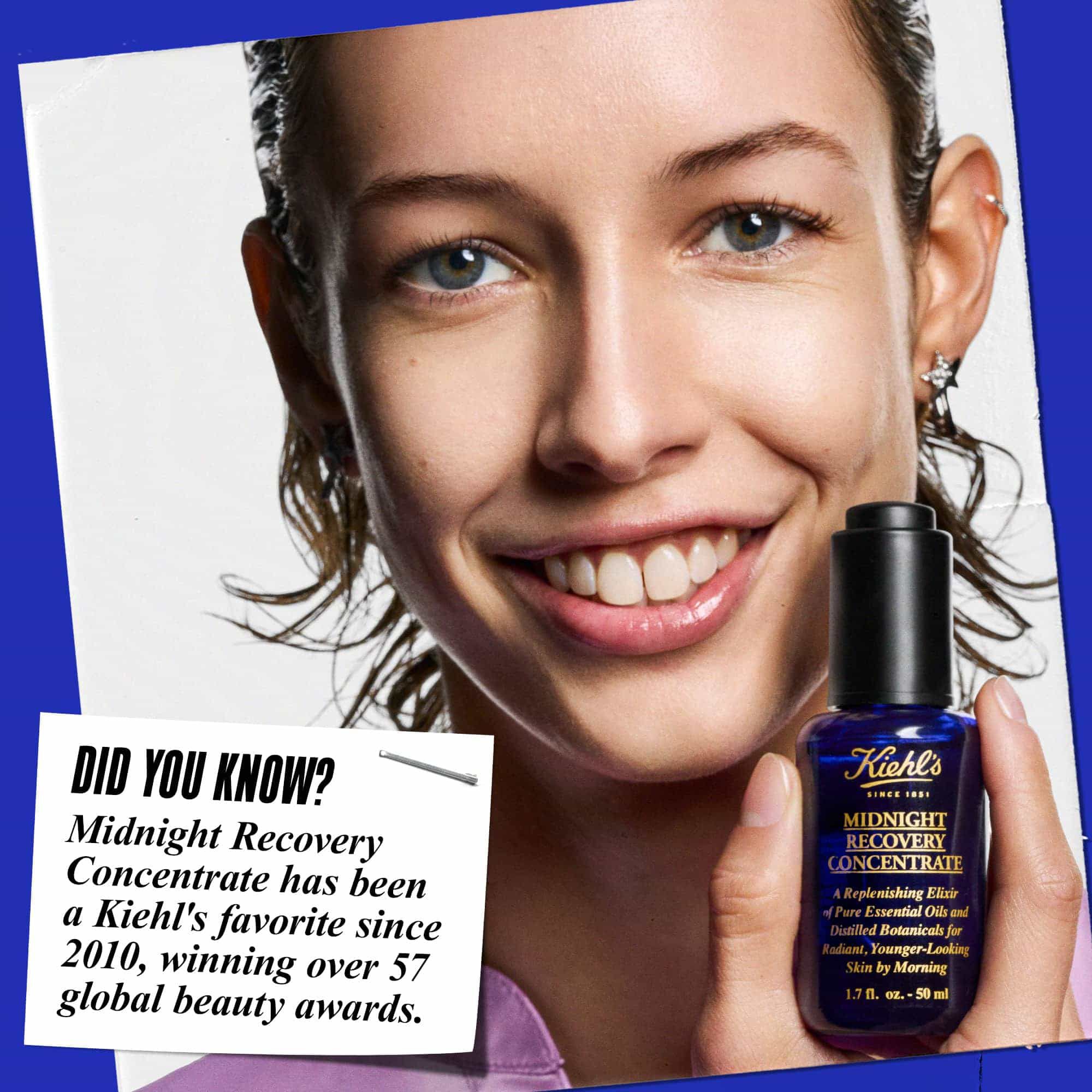 O persoană ținand o sticlă de ulei facial Midnight Recovery Concentrate și zambind. Textul spune: „Știați că? Midnight Recovery Concentrate este un favorit Kiehl's din 2010, caștigand peste 57 de premii globale de frumusețe.”