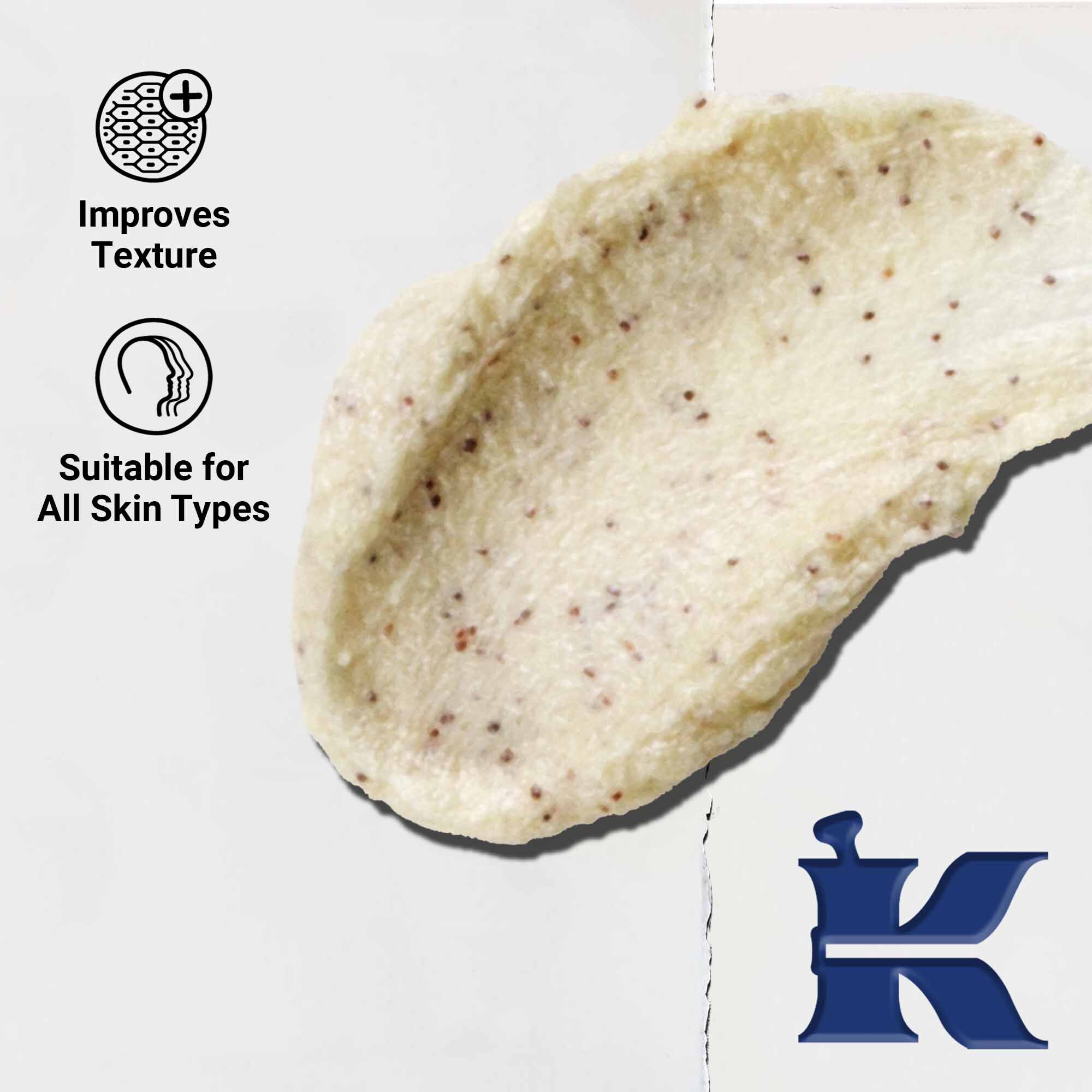 Gros-plan cu textura Facial Fuel Energizing Scrub; textul evidențiază potrivirea pentru toate tipurile de ten și exfolierea revigorantă.